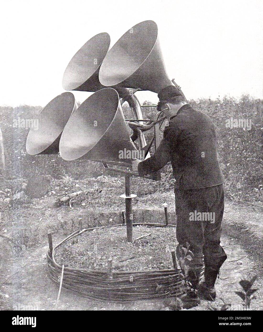 Les « oreilles » des défenseurs anti-aériens de Paris - Une « poste d'itinéraire » ou un poste d'écoute équipé de quatre mégaphones avec microphone. Photo de 1915. Banque D'Images