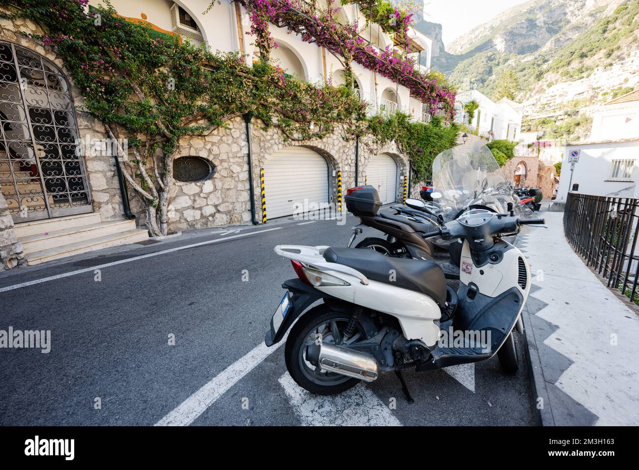 Trottinettes parking sur la route de Positano, Campanie, Italie Photo Stock  - Alamy