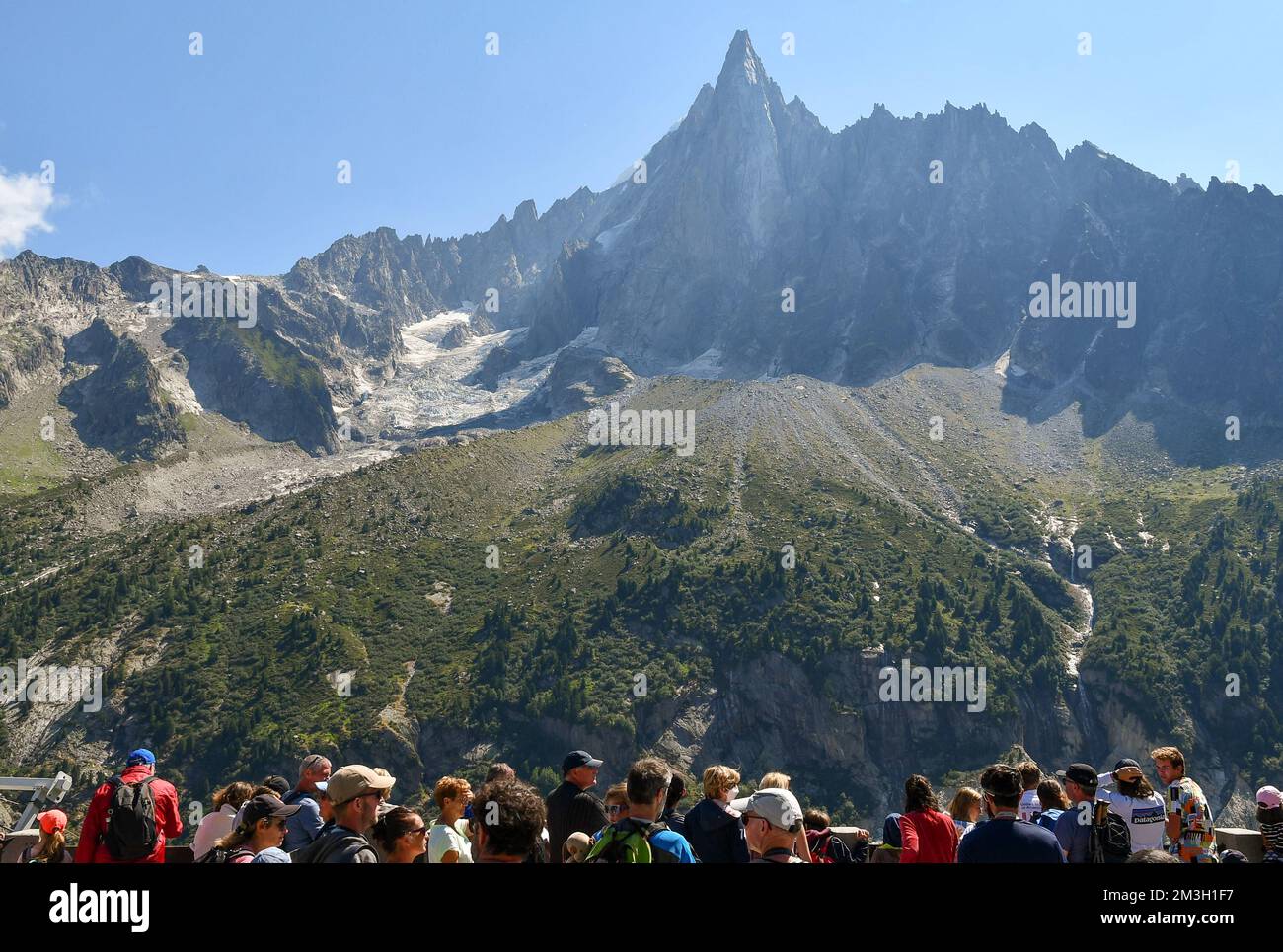 Randonneurs à la gare de Montenvers en face de l'aiguille du Dru (3 754 m) en été, Chamonix, Rhône Alpes, haute Savoie, France Banque D'Images