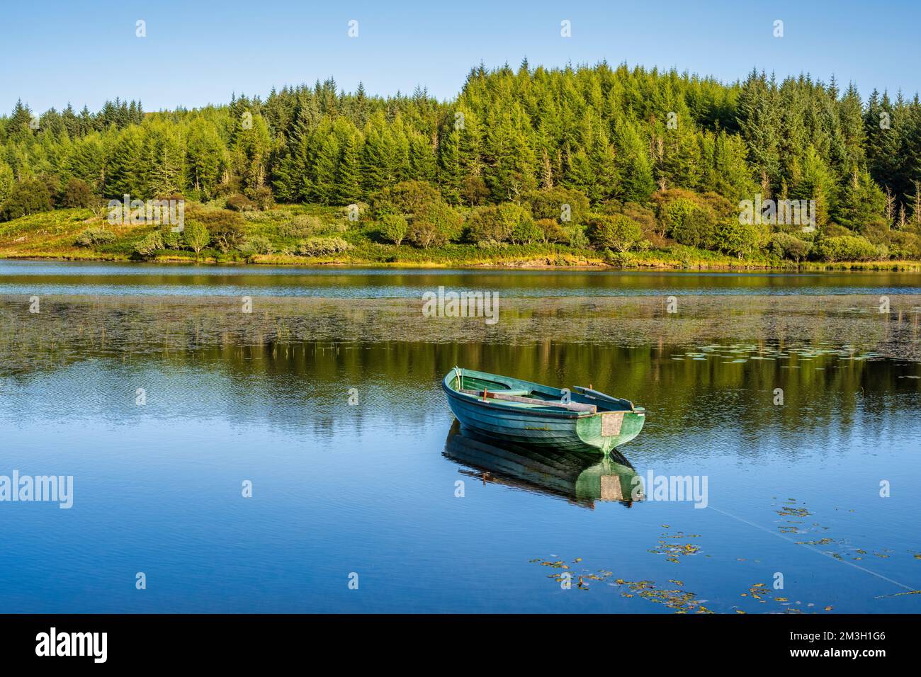 Bateau de pêcheur amarré sur le Loch Peallach, le plus à l'est des trois Mishnish Lochs, île de Mull, Écosse, Royaume-Uni Banque D'Images