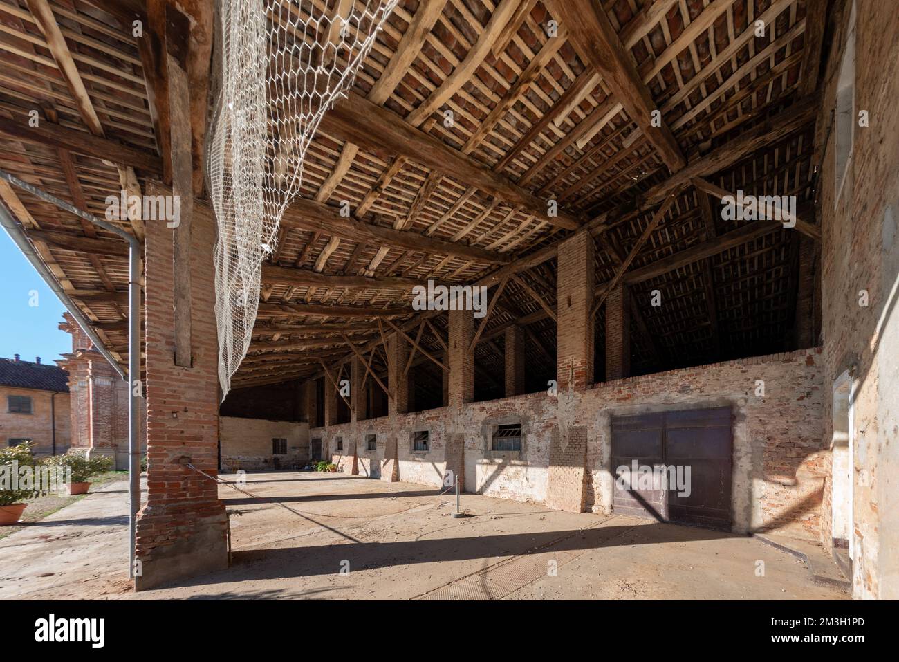 Etrier de cheval en fer ancien, décor de ferme équestre rustique