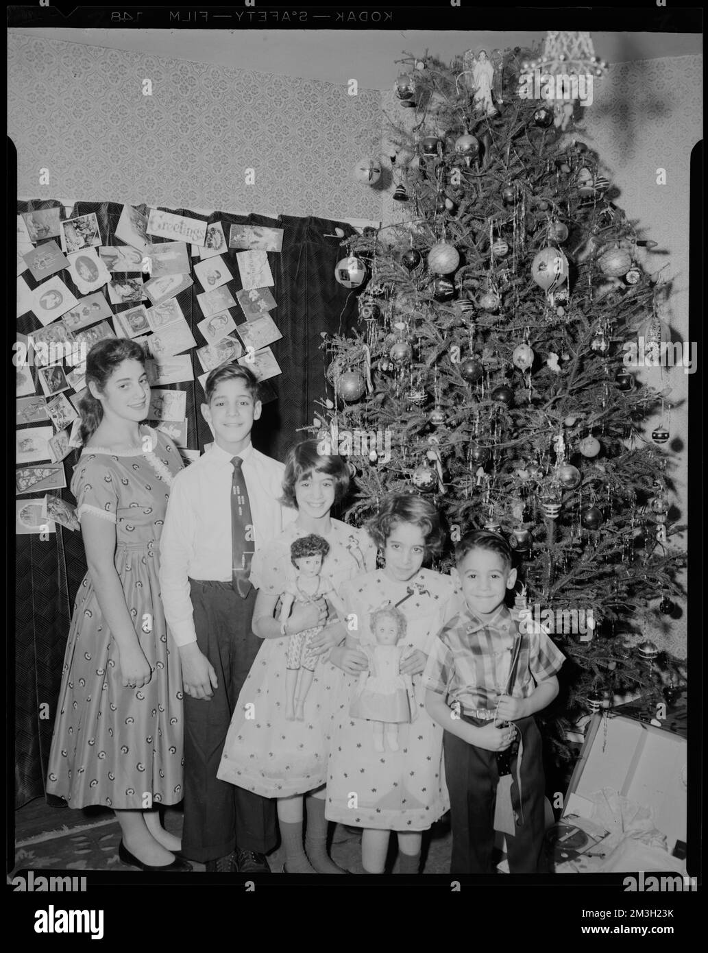 Michael A. Caliri et sa famille. Mike, Rose, Judith , familles, enfants, Arbres de Noël. Collection Leon Abdalian Banque D'Images