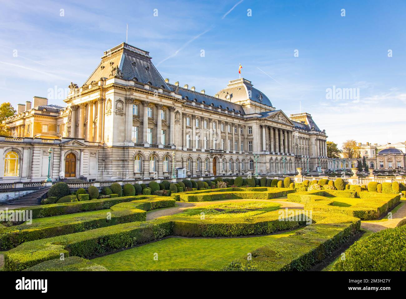 Vue de face du Palais Royal de Bruxelles par beau temps d'été Banque D'Images