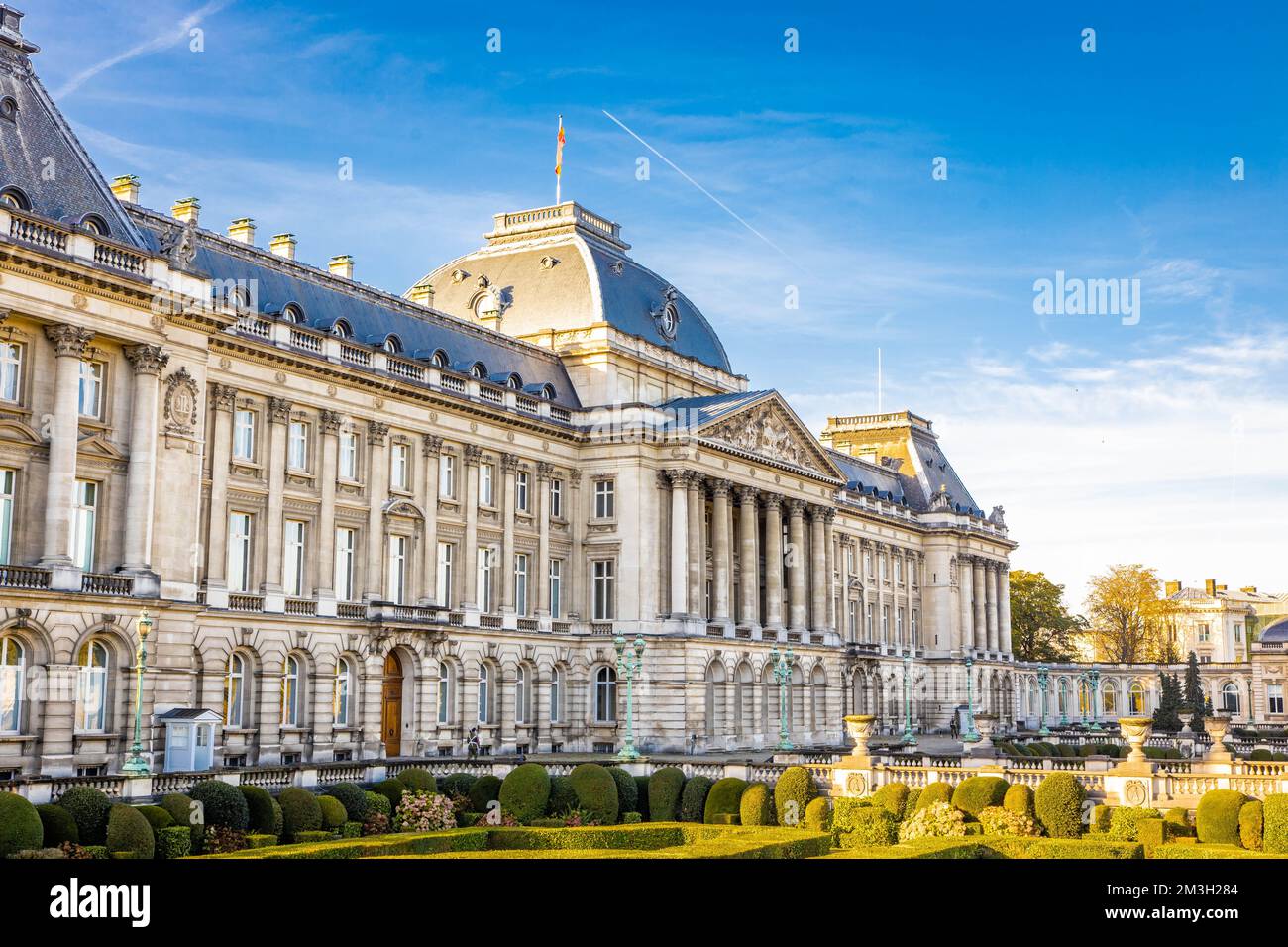 Vue de face du Palais Royal de Bruxelles par beau temps d'été Banque D'Images