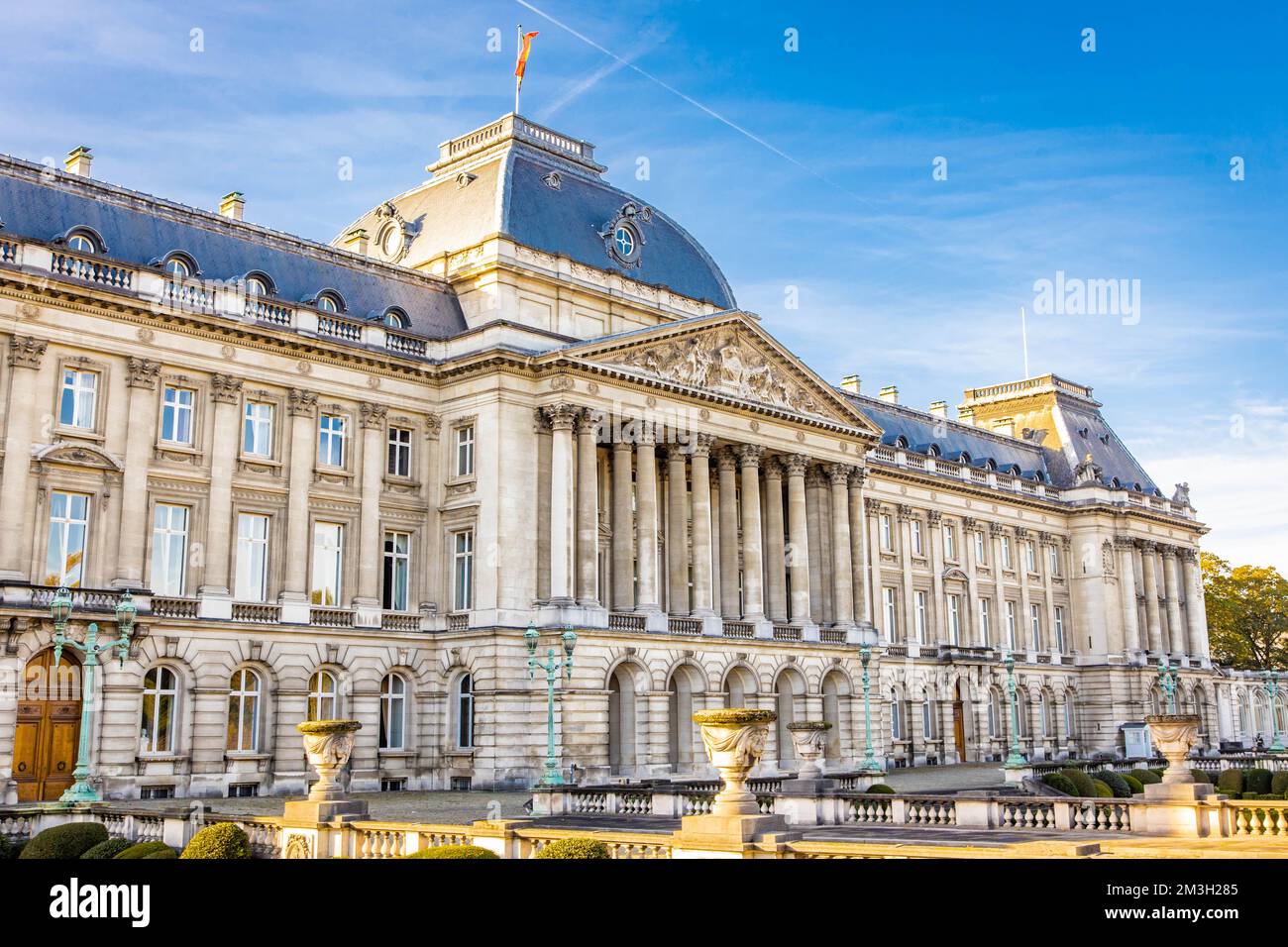 Vue de face du Palais Royal de Bruxelles par beau temps d'été Banque D'Images