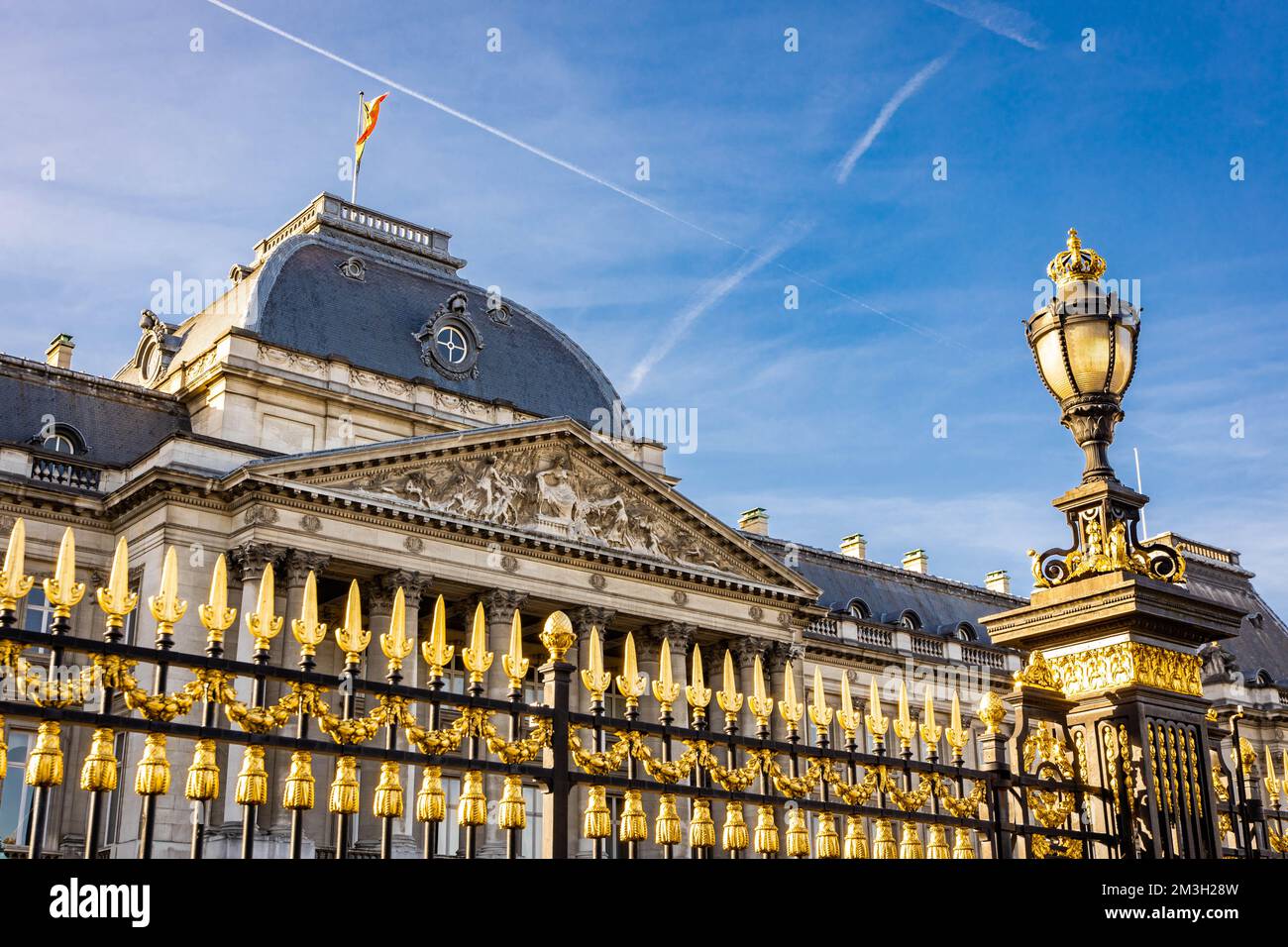 Vue de face du Palais Royal de Bruxelles par beau temps d'été Banque D'Images