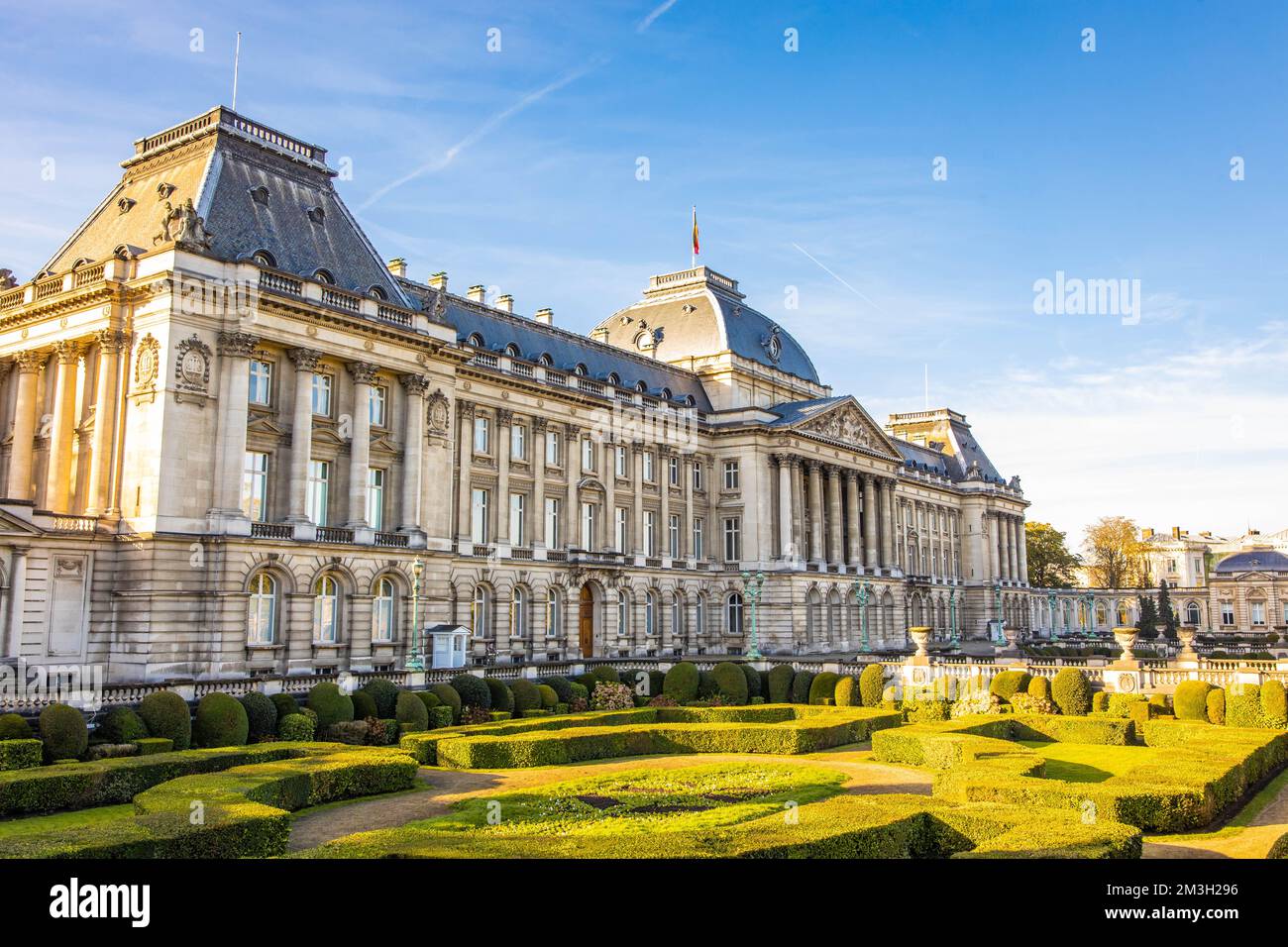 Vue de face du Palais Royal de Bruxelles par beau temps d'été Banque D'Images