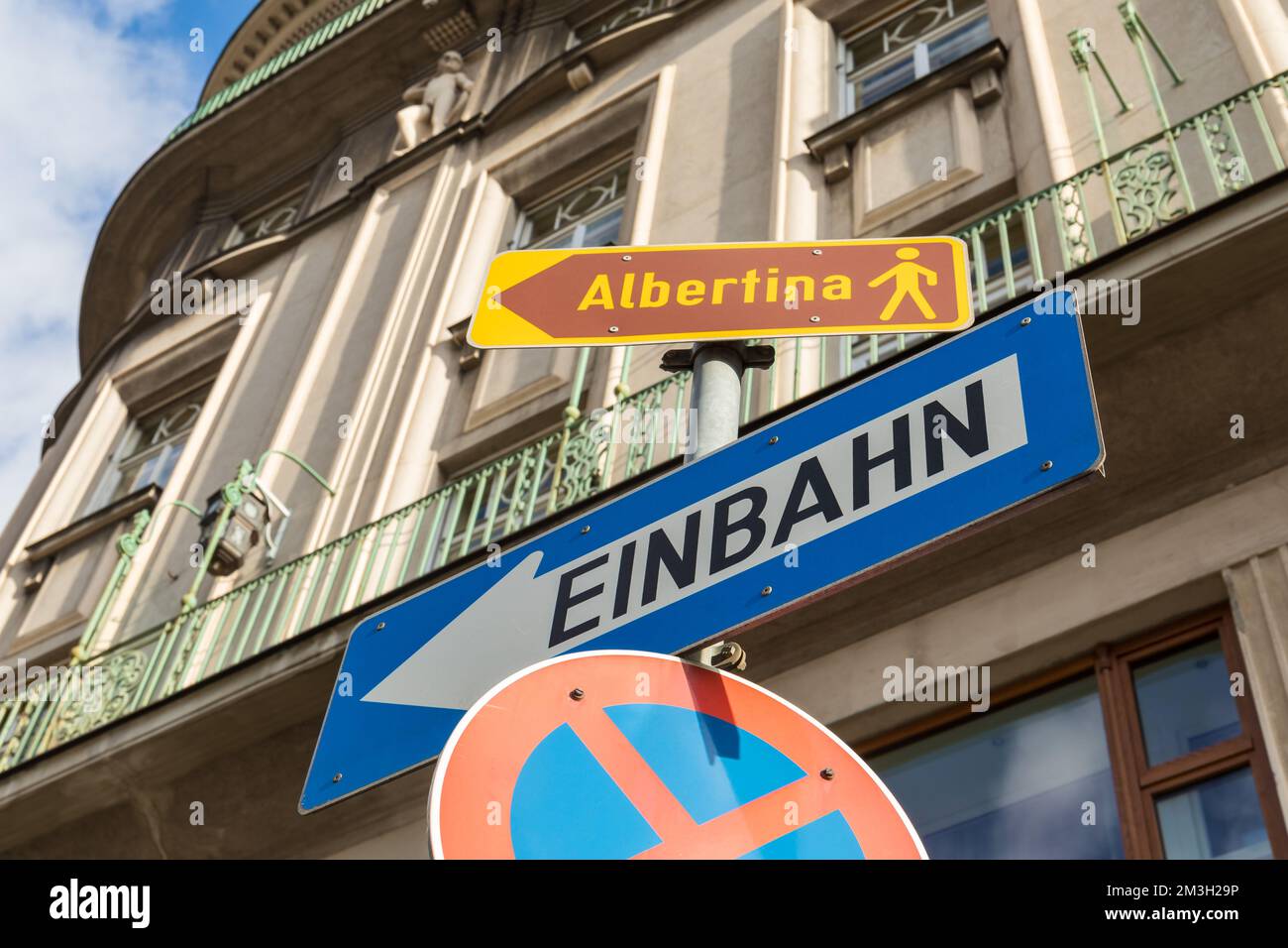 Un panneau indiquant la direction du musée Albertina à Vienne, Autriche Banque D'Images