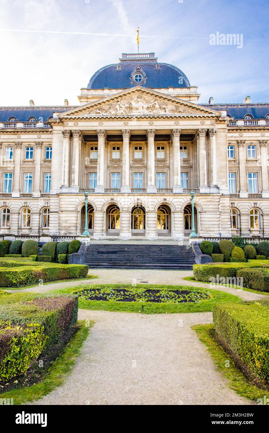 Vue de face du Palais Royal de Bruxelles par beau temps d'été Banque D'Images
