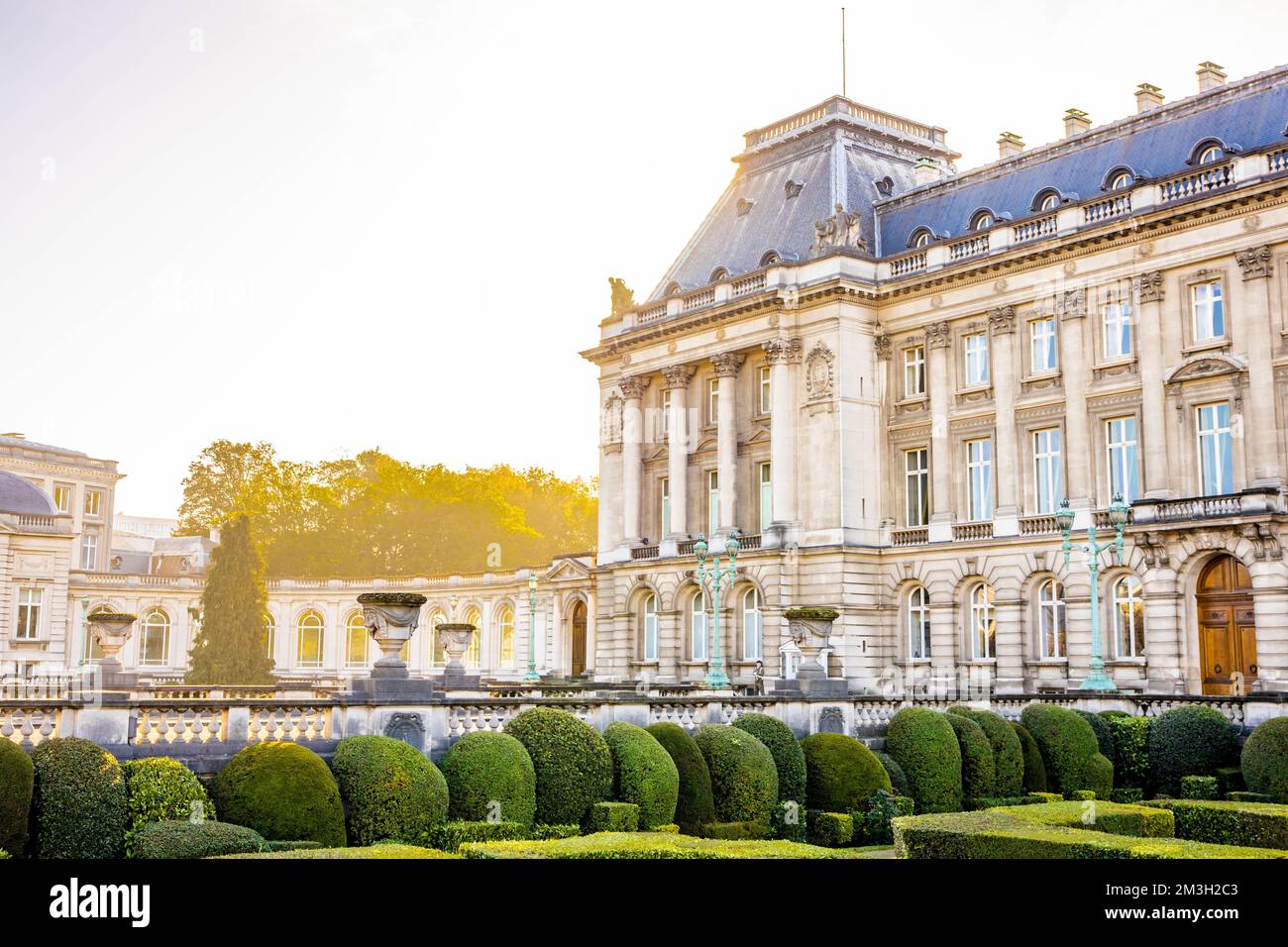 Vue de face du Palais Royal de Bruxelles par beau temps d'été Banque D'Images