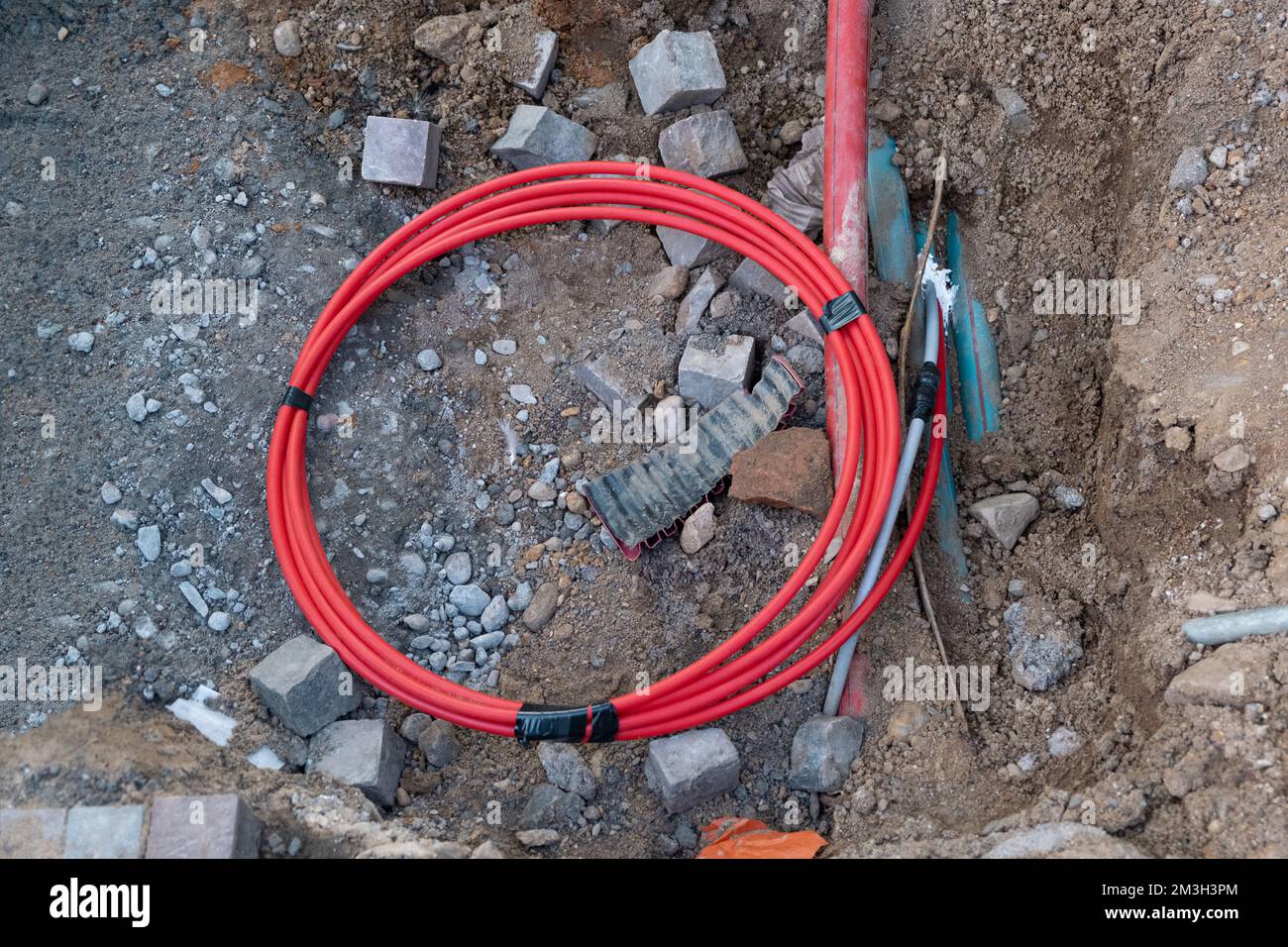 installation d'une infrastructure de câbles électriques souterrains.  Chantier avec câbles de communication et d'alimentation. enterré sous terre  dans la rue Photo Stock - Alamy