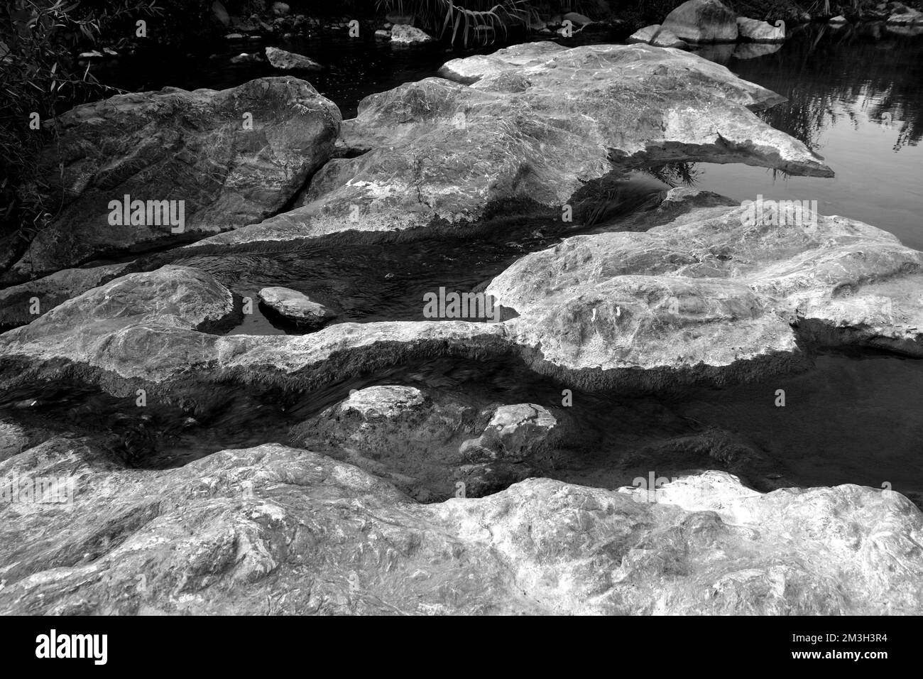 rochers dans la rivière en toscane, fiume bisenzio Banque D'Images
