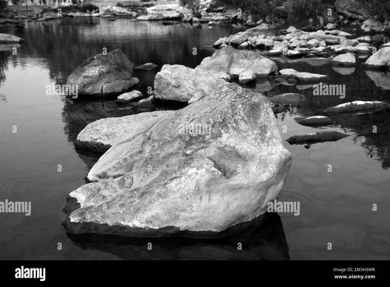 rochers dans la rivière en toscane Banque D'Images