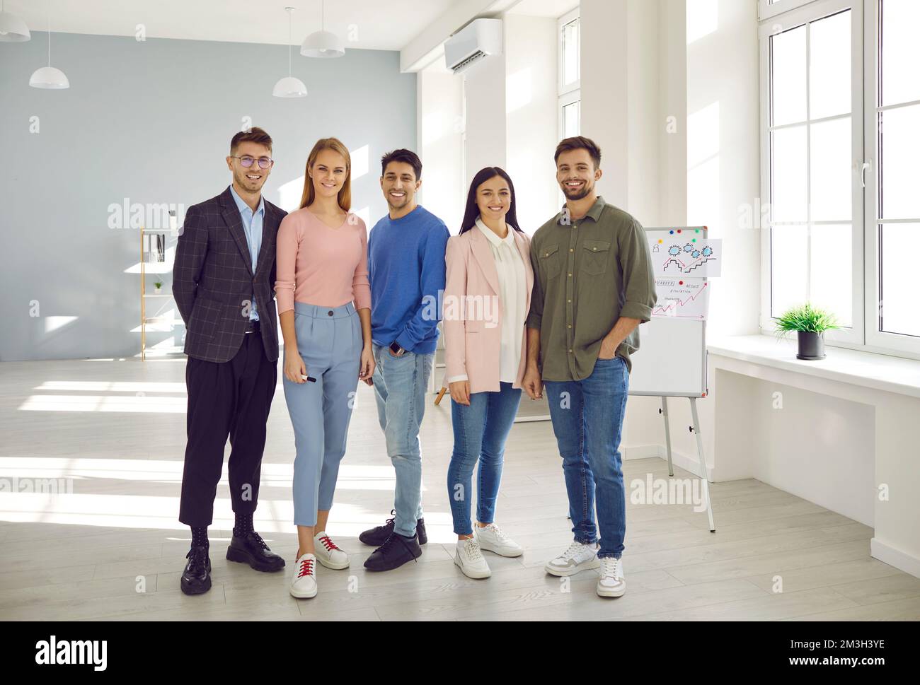 Portrait d'une jeune équipe d'affaires créative et réussie qui regarde l'appareil photo et sourit. Banque D'Images