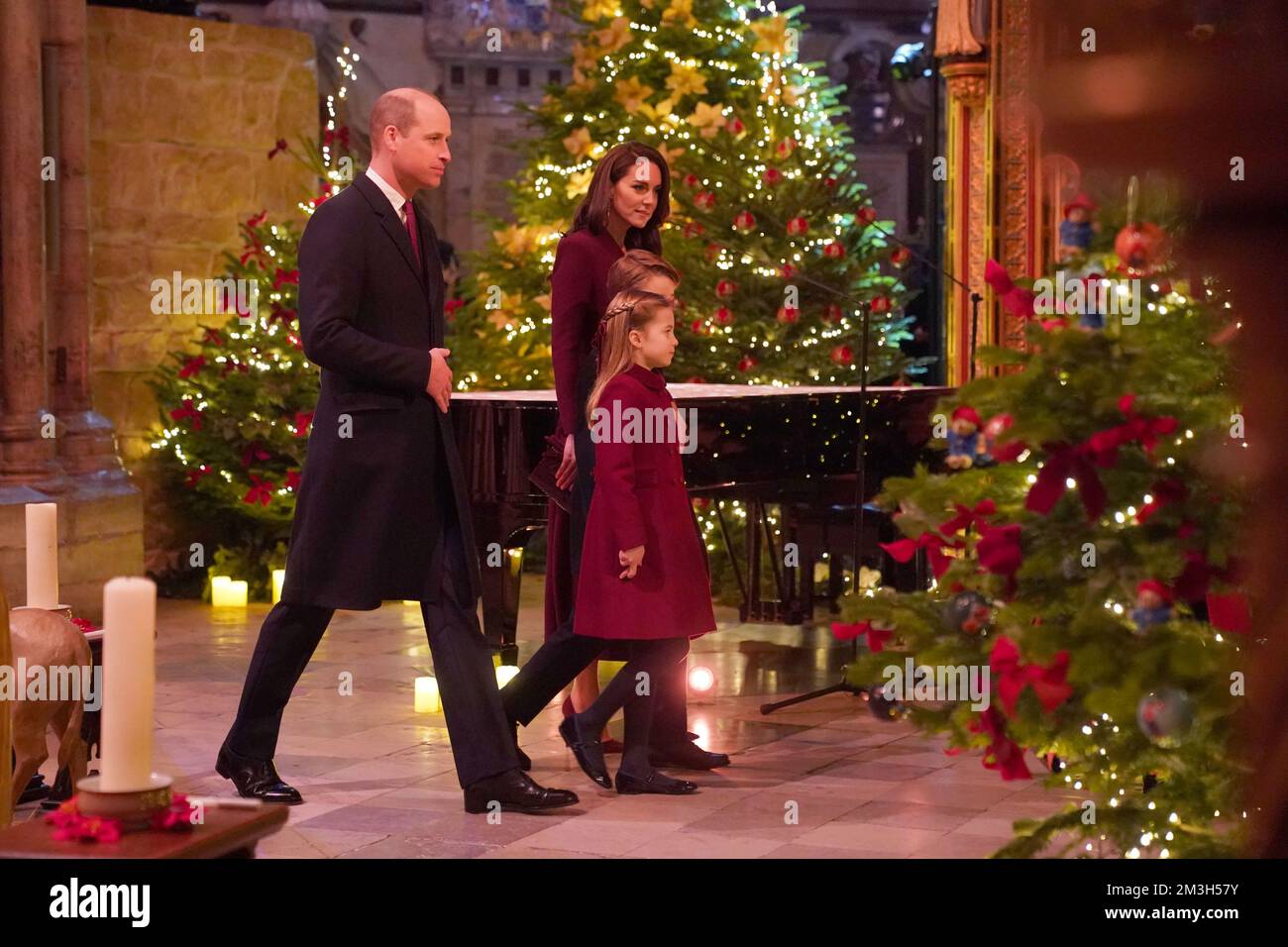 Le prince et la princesse de Galles arrivant avec leurs enfants la princesse Charlotte et le prince George arrivant pour le service Carol « ensemble à Noël » à l'abbaye de Westminster à Londres. Date de la photo: Jeudi 15 décembre 2022. Banque D'Images