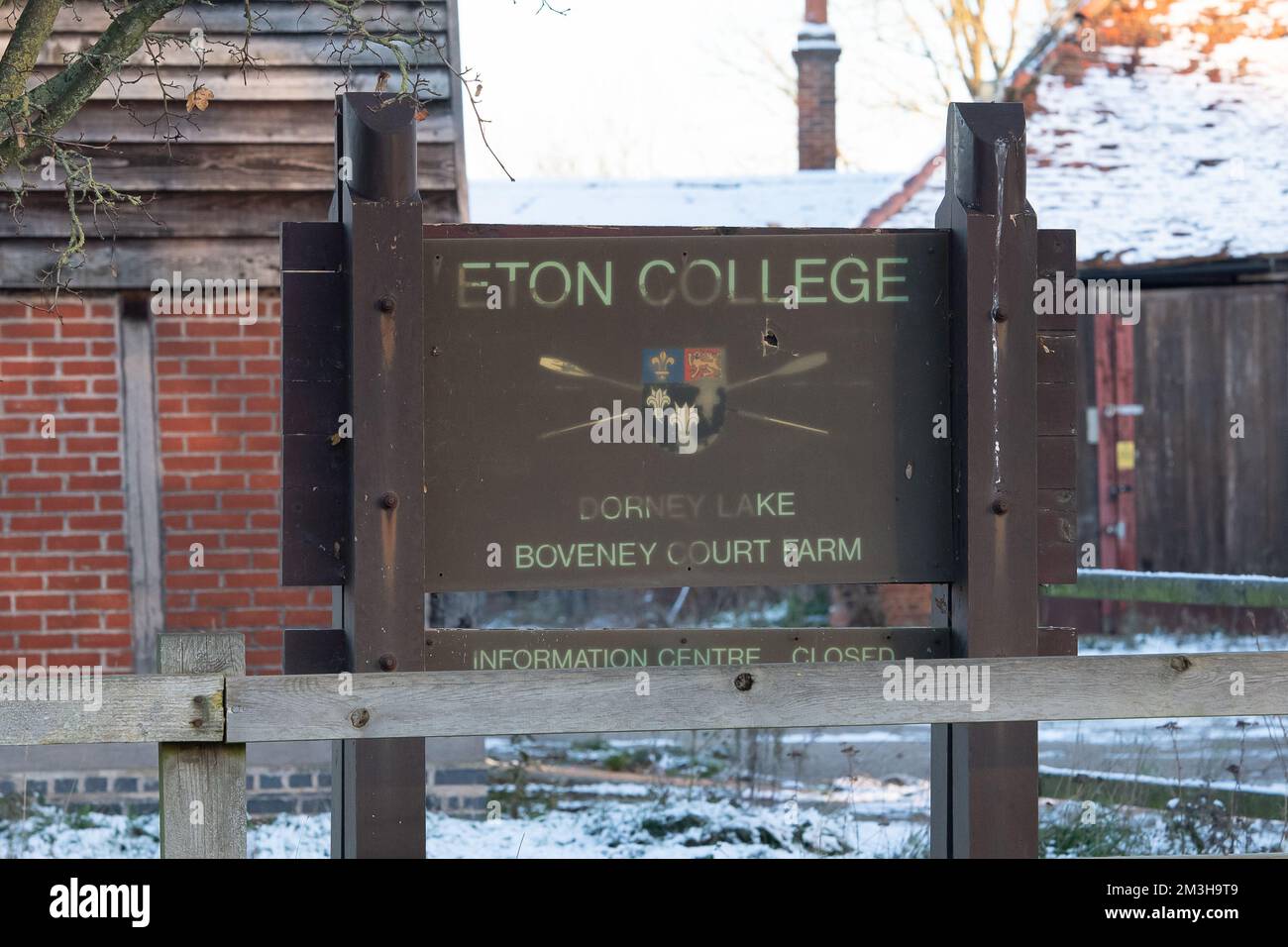 Boveney, Buckinghamshire, Royaume-Uni. 15th décembre 2022. Les habitants du petit hameau de Boveney et du village voisin de Dorney, dans le Buckinghamshire, sont furieux à la célèbre école publique d'Eton College et à leurs projets potentiels de construire des maisons sur les terres agricoles de Boveney court Farm. La ferme se trouve à côté de terres communes où les bovins se déplacent librement en été et est accessible par une route à voie unique qui est utilisée par d'autres propriétaires de maison dans la région. Les habitants estiment que l'aménagement proposé de 12 maisons serait un aménagement excessif de la région. Crédit : Maureen McLean/Alay Live News Banque D'Images