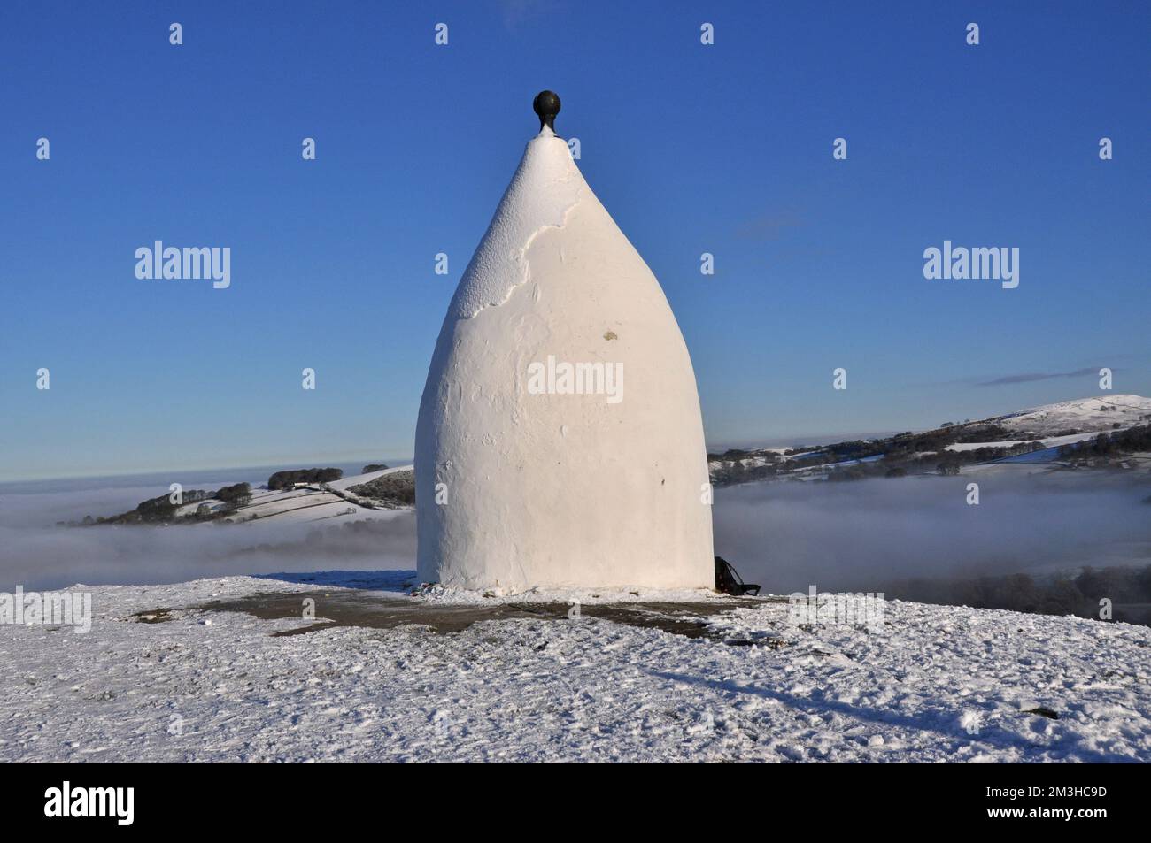 White Nancy, Bollington, pendant une inversion de température en hiver Banque D'Images