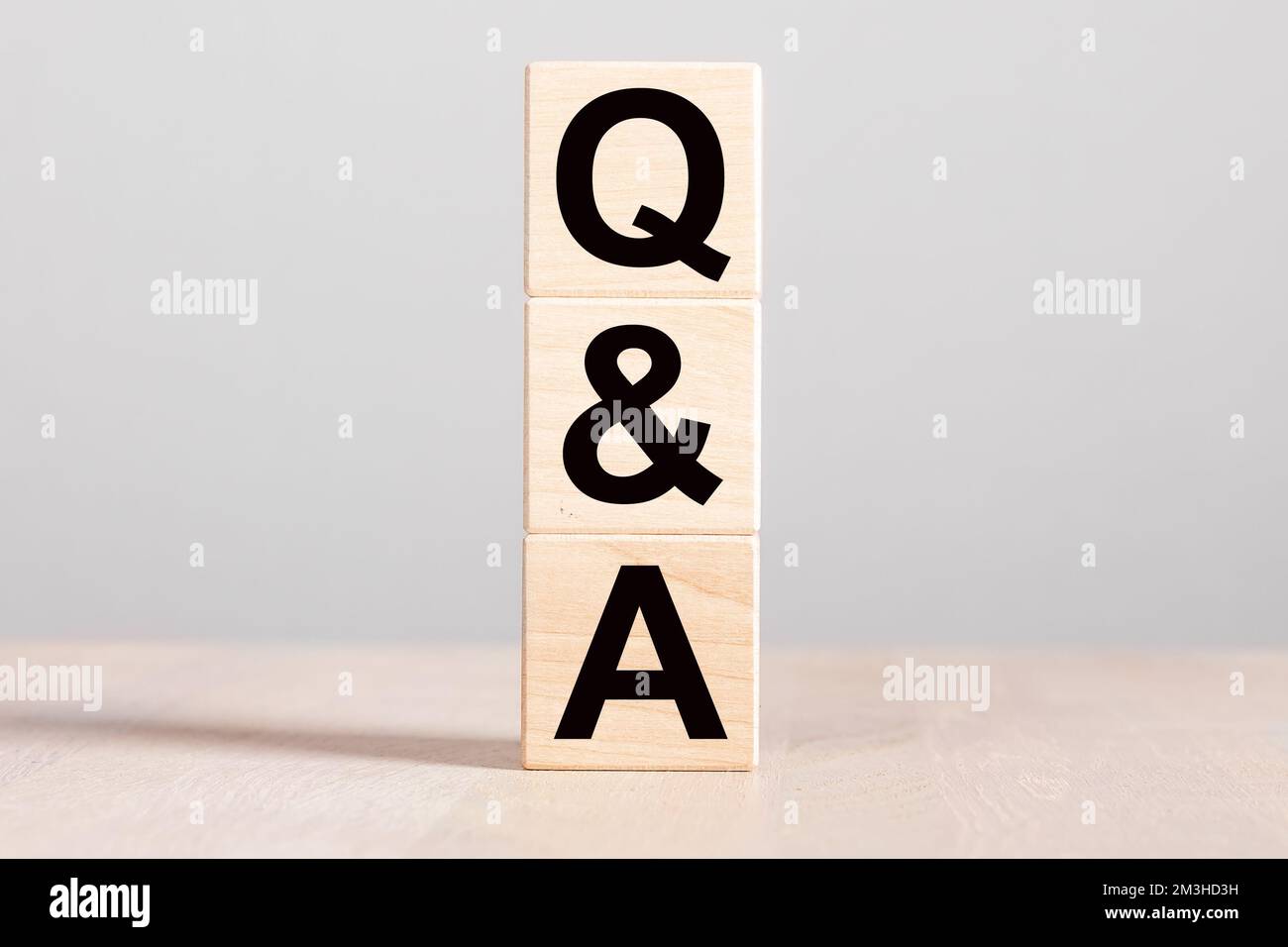 Q et A, concept de questions et réponses. Acronyme QnA sur les blocs de bois sur la table en bois. Photo de haute qualité Banque D'Images