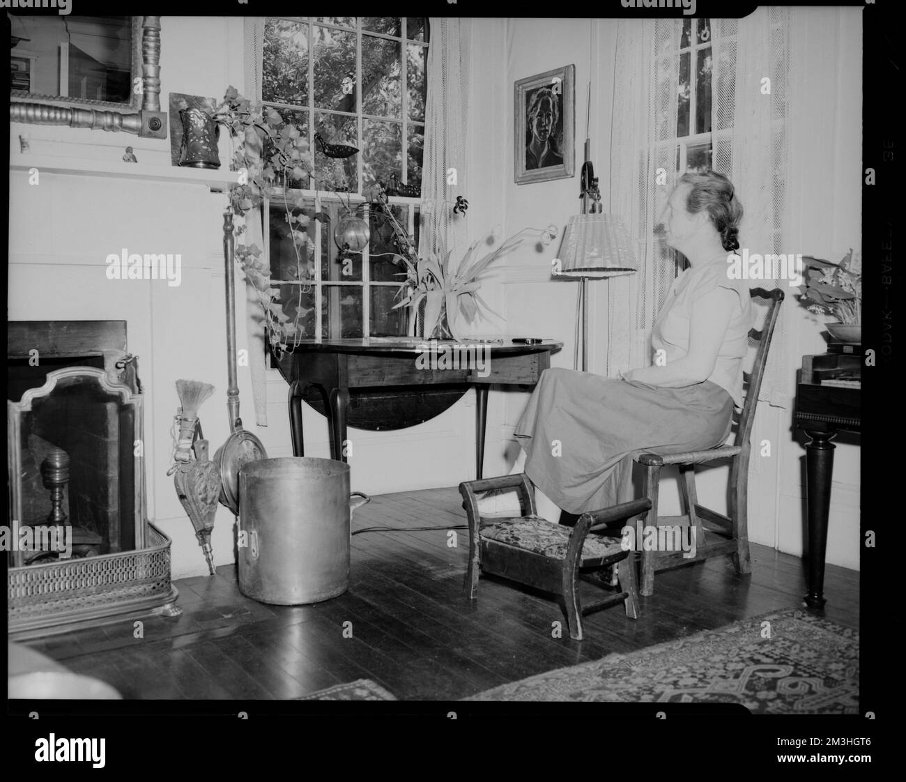 Mme Albert Carpenter (Betty C.). Fleurs de wisteria , fenêtres, fleurs, tables. Collection Leon Abdalian Banque D'Images