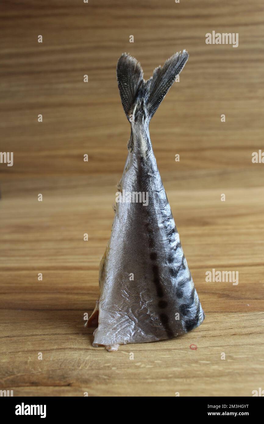 la queue du maquereau repose sur une surface en bois. Cuisine maison. Cuisson de poisson nourriture saine. Banque D'Images