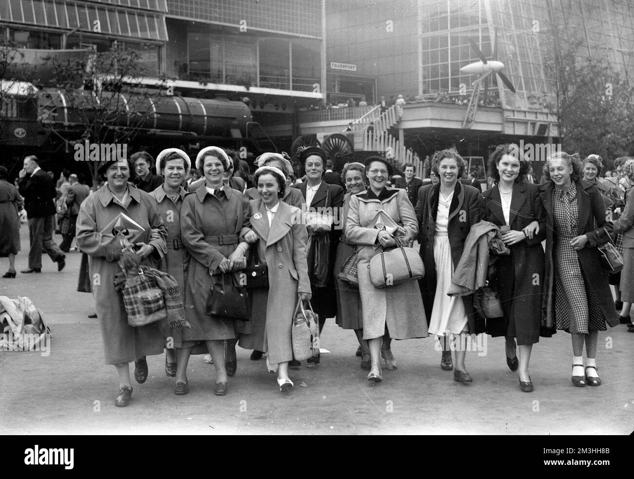 Filles femmes travailleurs visiteurs devant le pavillon des transports au Festival of Britain on the South Bank à Londres 1951 Banque D'Images