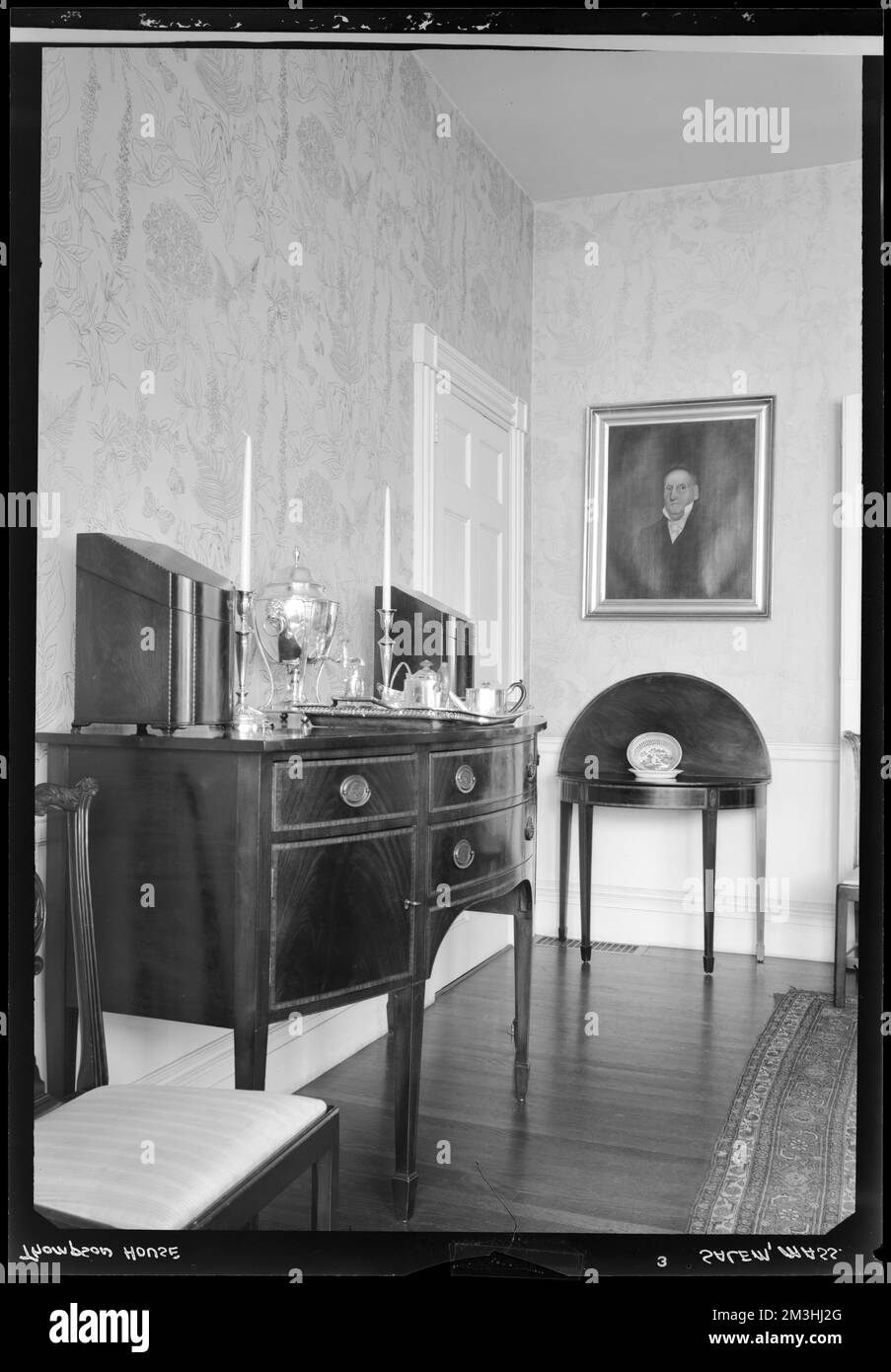 Maison de Mme Thompson, rue Chestnut, coin de la salle à manger avec buffet et café argenté, éléments architecturaux, intérieurs, buffets mobilier. Collection de négatifs photographiques Samuel Chamberlain Banque D'Images Maison de Mme Thompson, rue Chestnut, coin de la salle à manger avec buffet et café argenté, éléments architecturaux, intérieurs, buffets mobilier. Collection de négatifs photographiques Samuel Chamberlain Banque D'Images