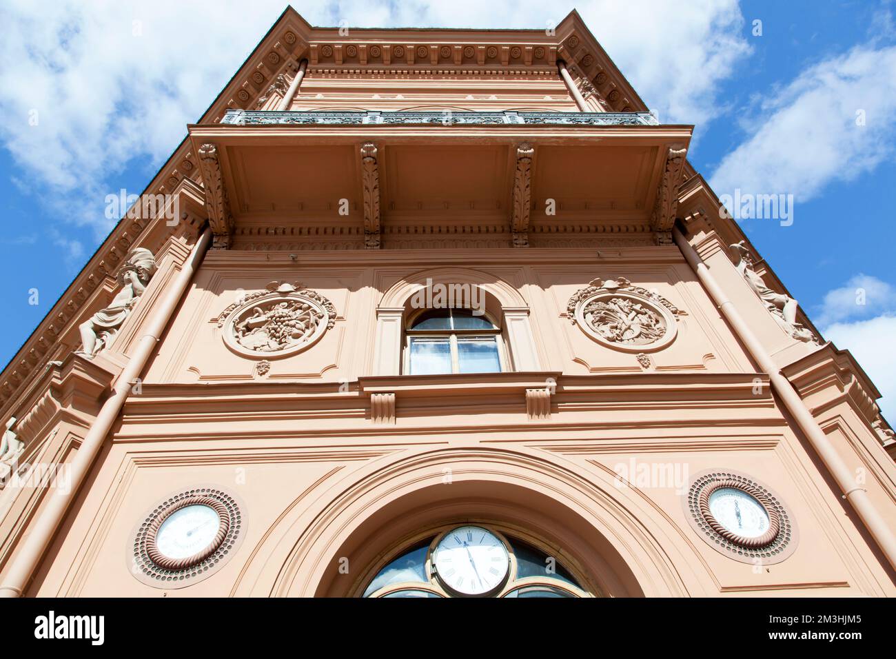 La façade d'une maison historique qui montre la température de l'air, un temps et la pression atmosphérique dans la vieille ville de Riga (Lettonie). Banque D'Images