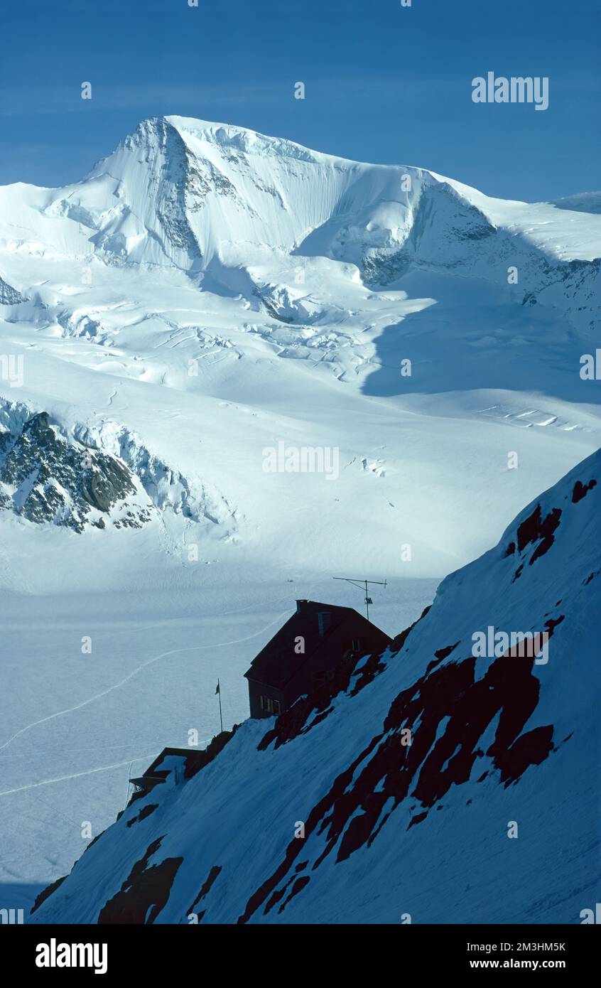 Panorama des montagnes enneigées et des hauts sommets alpins dans l'Oberland bernois en Suisse Banque D'Images