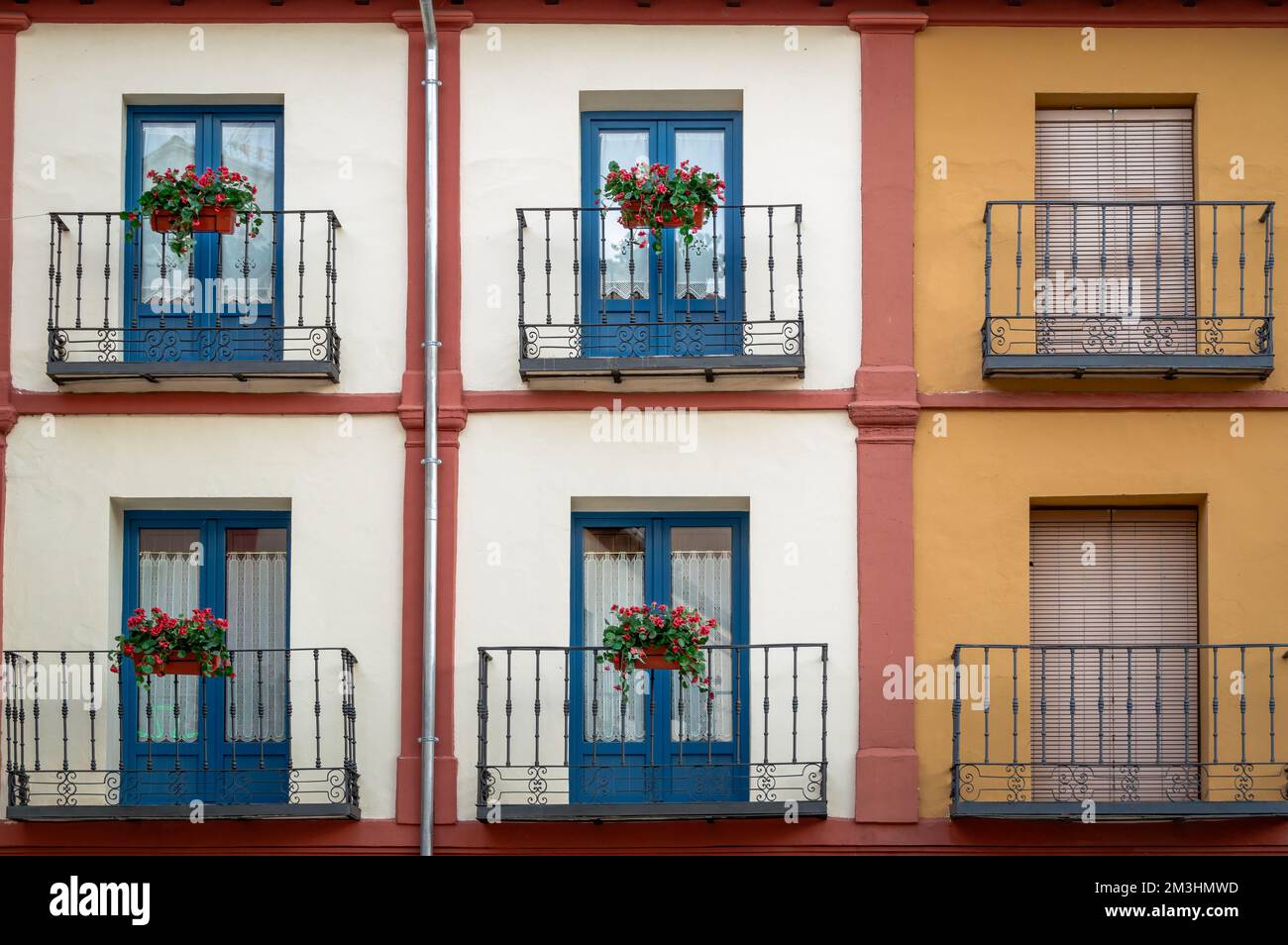 Façade colorée avec balcons en métal, Espagne Banque D'Images