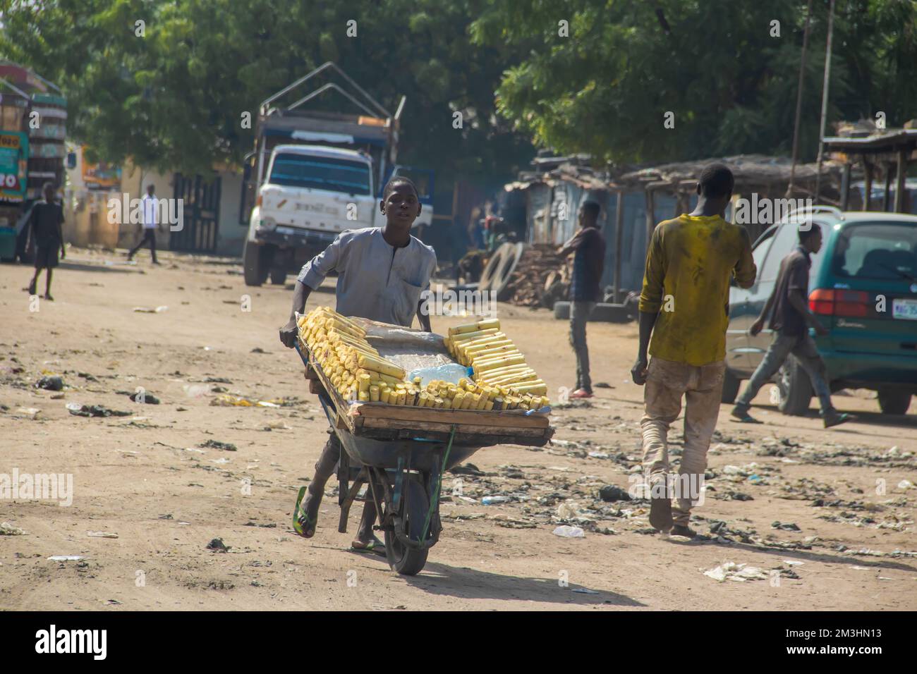Vendeurs mobiles de rue dans les rues africaines vendant la canne à sucre comme bonbons locaux, bio sain sans additifs alimentaires Banque D'Images