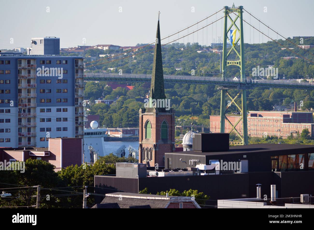 Vue sur l'extrémité nord de Halifax centrée sur le clocher de l'église Saint Patrick. Le pont Angus L. Macdonald est visible en arrière-plan. Banque D'Images