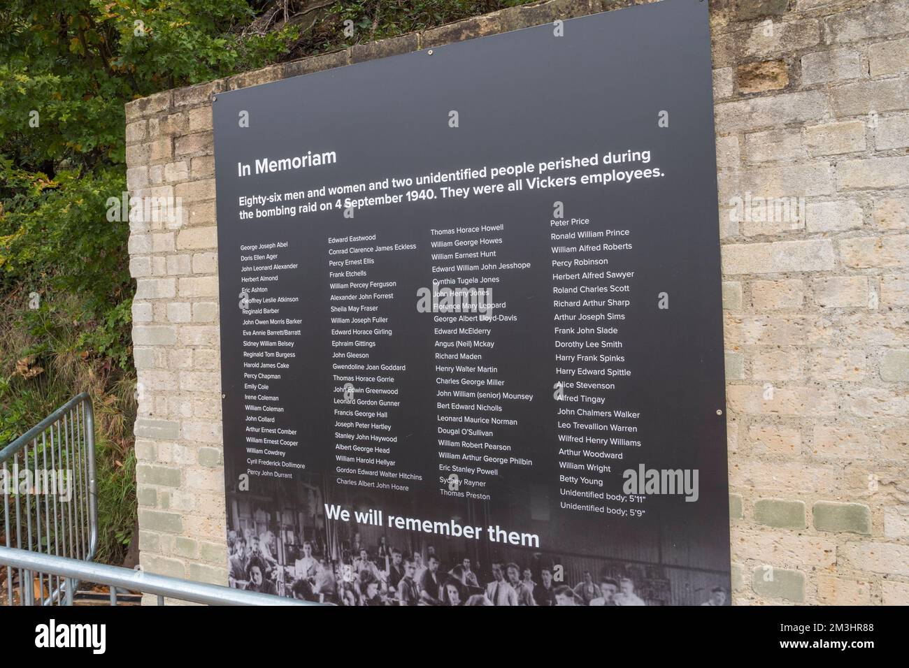 Mémorial aux 86 employés de Vickers (plus 2 autres) tués lors d'une opération de bombardement le 4th septembre 1940, au Brooklands Museum, Surrey, Royaume-Uni. Banque D'Images