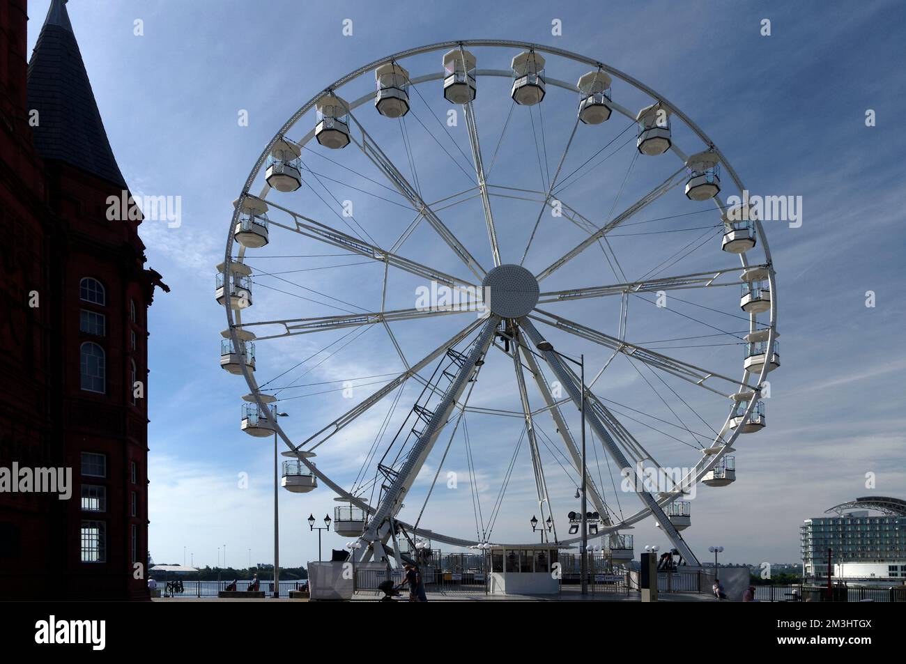 Grande roue à Cardiff Bay par le bâtiment Pierhead, vue sur Cardiff. Prise en 2022 Banque D'Images