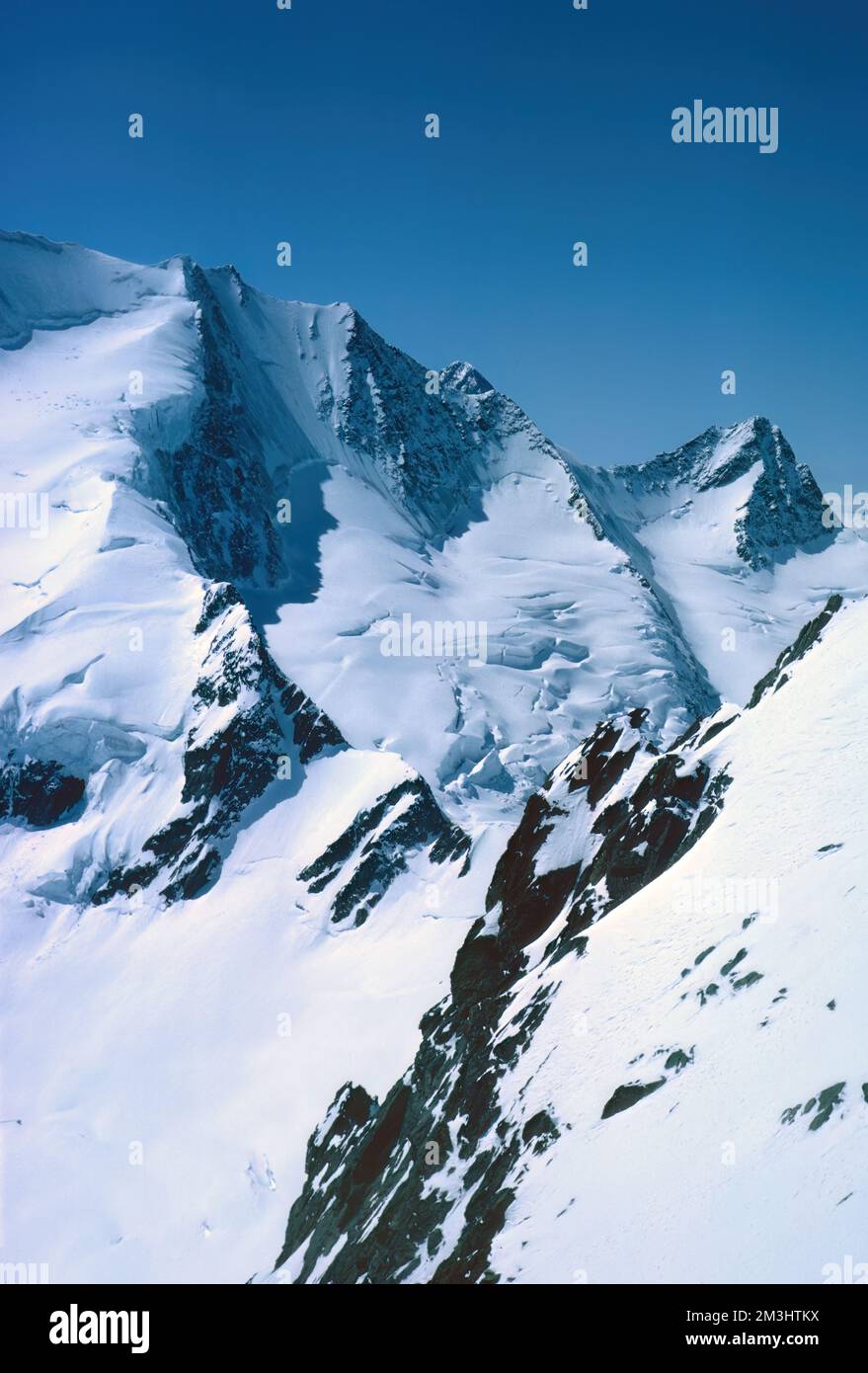 Panorama des montagnes enneigées et des hauts sommets alpins dans l'Oberland bernois en Suisse Banque D'Images