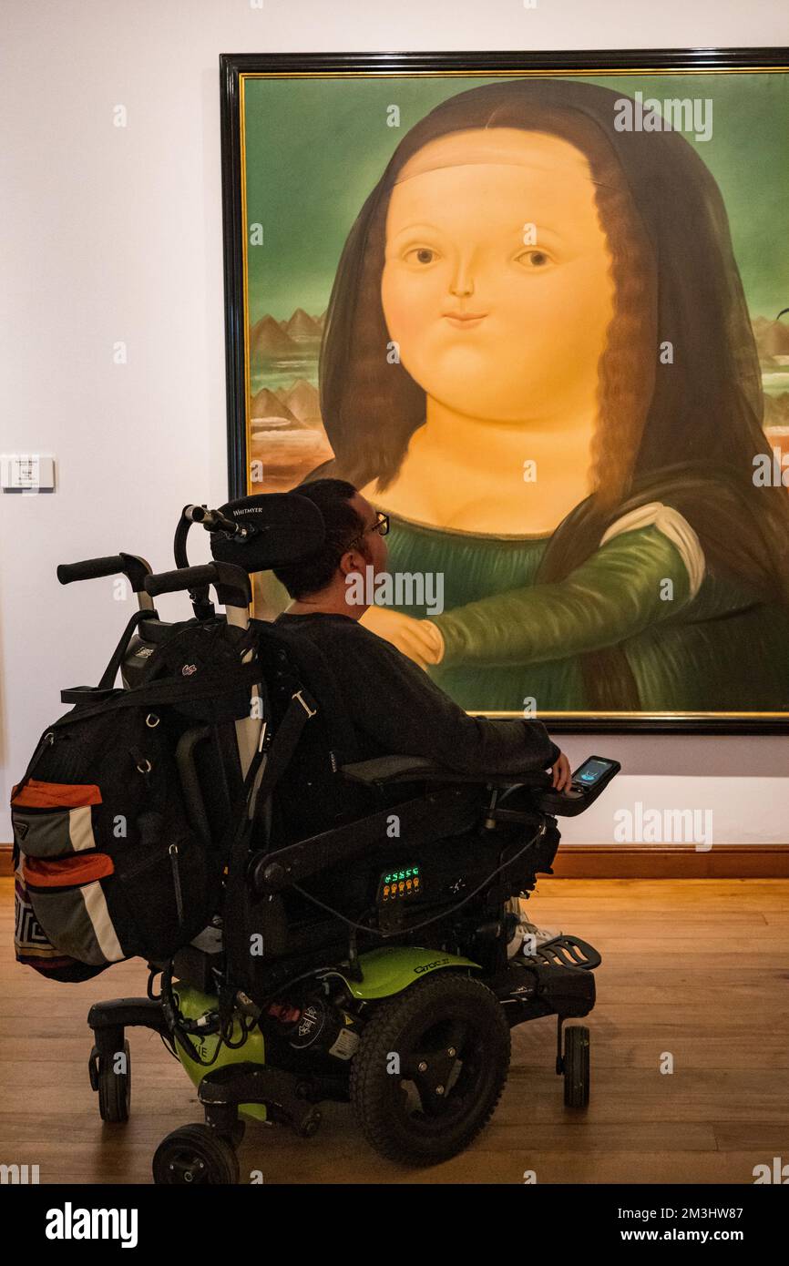 Un visiteur en fauteuil roulant admire l'art au musée d'art Botero à Bogota, Colombie (Museo Botero del Banco de la Republica) Banque D'Images