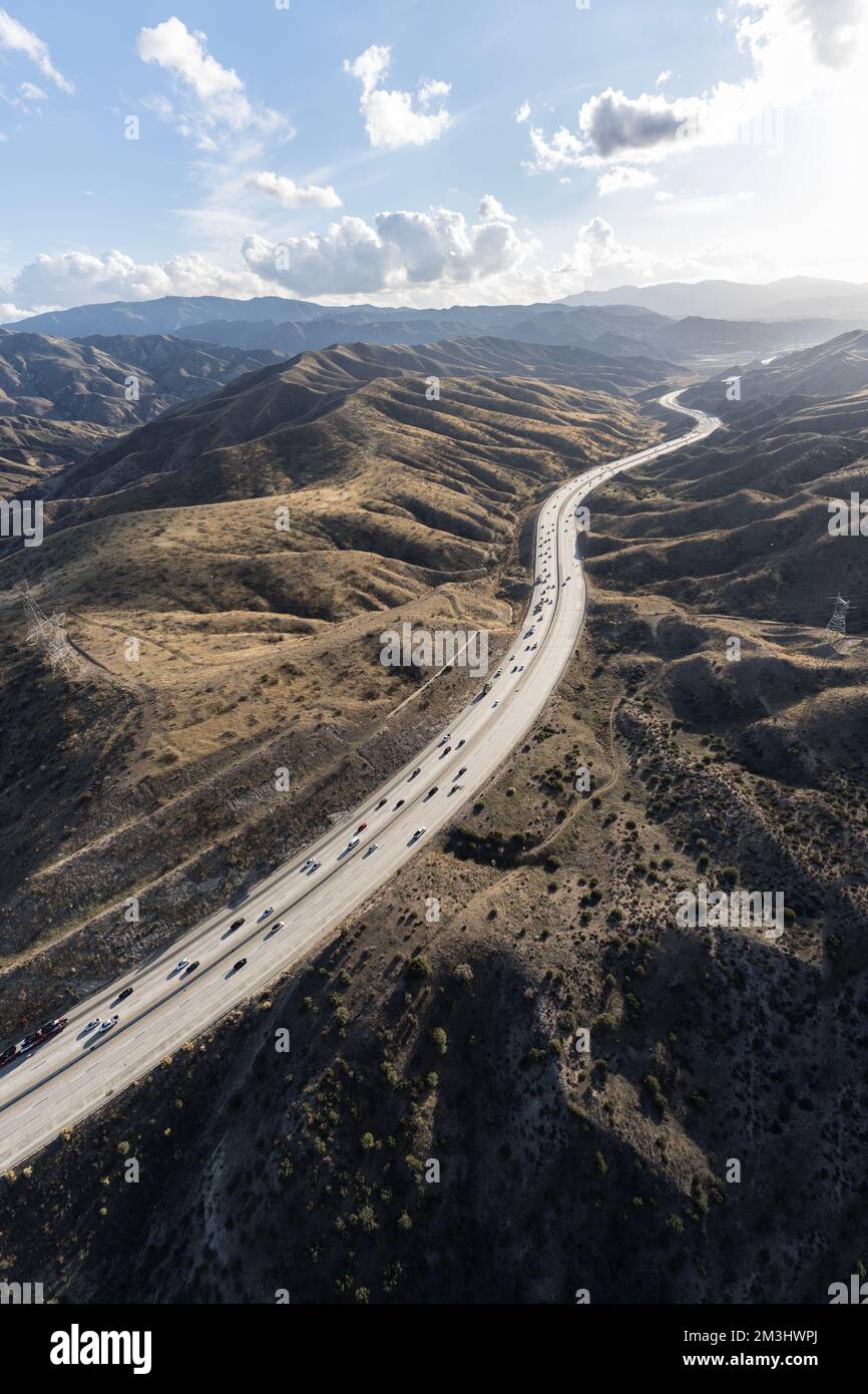 Vue aérienne verticale de l'autoroute 14 près de Santa Clarita et Agua Dulce dans le comté de Los Angeles, Californie. Banque D'Images