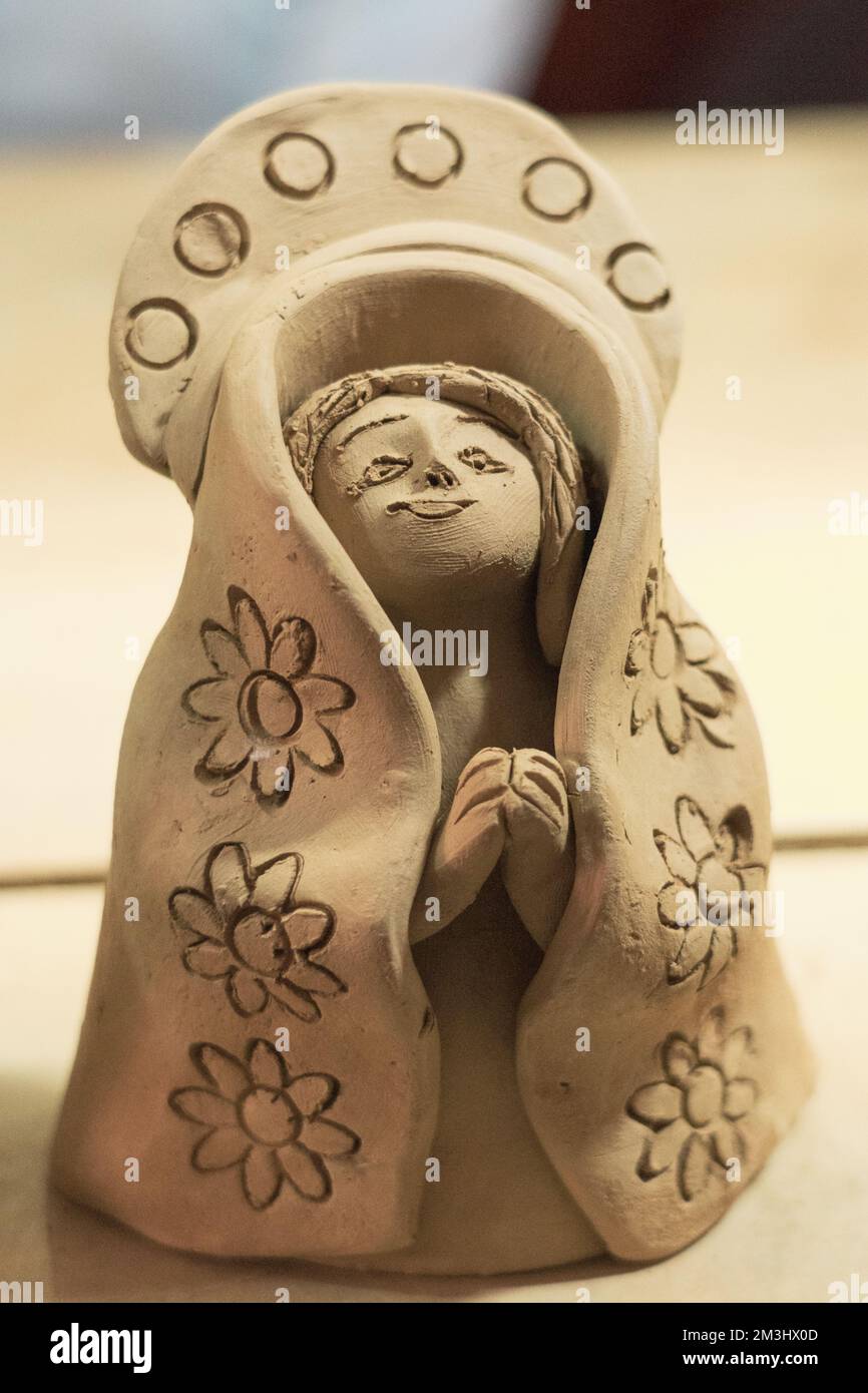 Figurine en argile fabriquée à la main par le céramiste Dona Rosa Maria Jerez à Raquira, Colombie, Amérique du Sud Banque D'Images