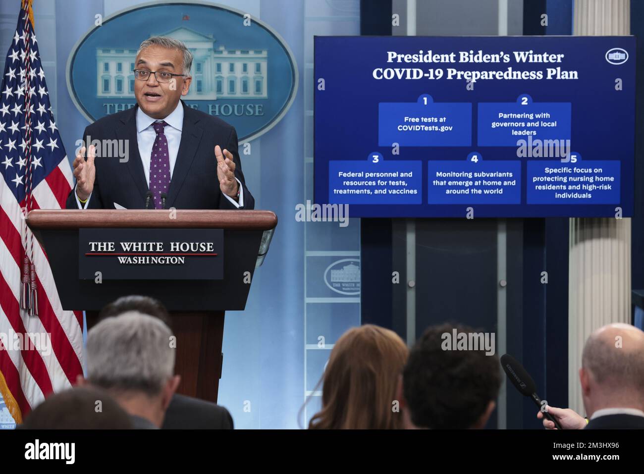 Washington, États-Unis. 15th décembre 2022. Le Dr Ashish Jha, coordonnateur de la réponse de la COVID-19, prend la parole lors d'une séance d'information quotidienne dans la salle d'information de presse de James S. Brady, à la Maison Blanche à Washington, DC, jeudi, 15 décembre 2022. Photo d'Oliver Contreras/UPI crédit: UPI/Alay Live News Banque D'Images