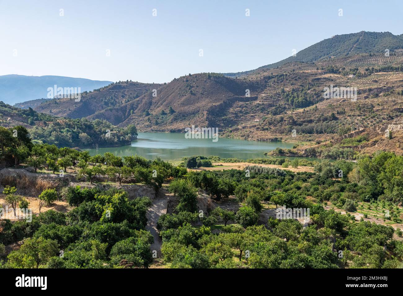 Vue sur le lac de Beznar dans la vallée de Lecrin en Andalousie, Espagne Banque D'Images