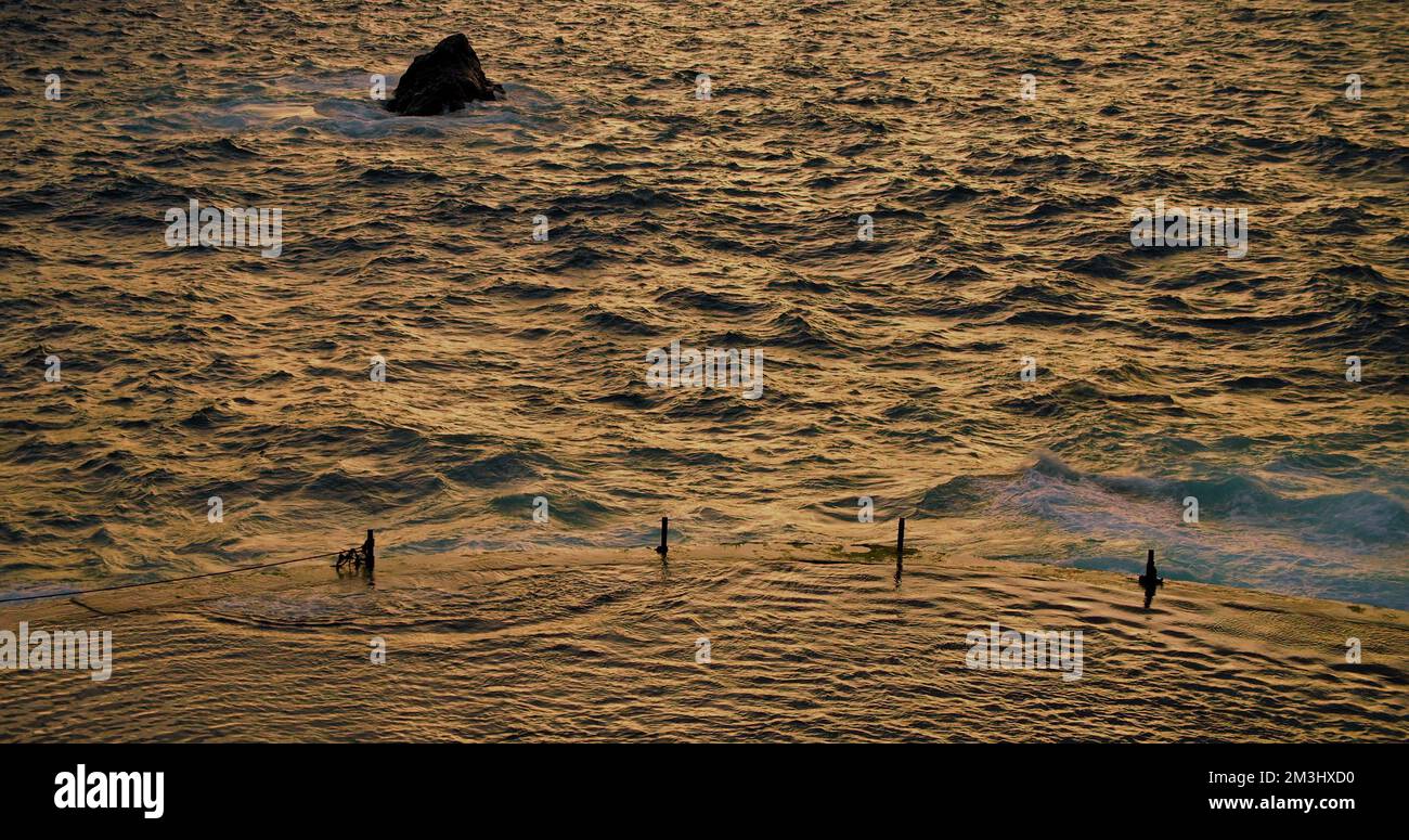 Puerto de Santiago, Acantilados de Los Gigantes, Ténérife. Piscine naturelle. Piscine sur les rives de l'océan Atlantique, coucher de soleil. Banque D'Images