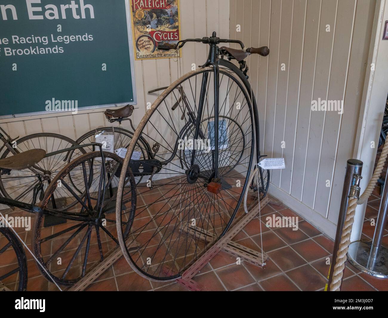 Une chanteuse de vélo de haut « sans sac » (1887) au Brooklands Museum, Surrey, Royaume-Uni. Banque D'Images