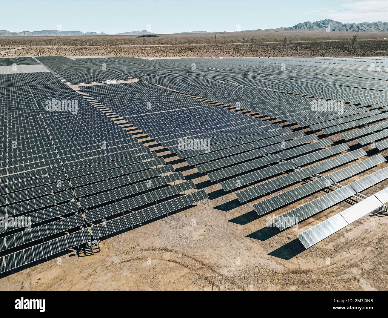 Énergie solaire renouvelable ferme solaire dans le désert du sud du Nevada sur un lac sec de lit rassemblant des rayons du soleil et de l'énergie photovoltaïque pour fournir durable Banque D'Images