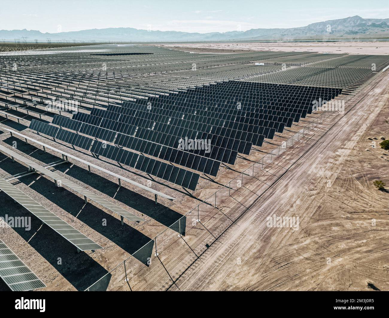 Énergie solaire renouvelable ferme solaire dans le désert du sud du Nevada sur un lac sec de lit rassemblant des rayons du soleil et de l'énergie photovoltaïque pour fournir durable Banque D'Images