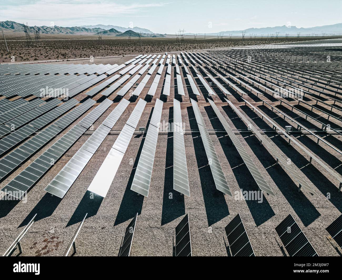 Énergie solaire renouvelable ferme solaire dans le désert du sud du Nevada sur un lac sec de lit rassemblant des rayons du soleil et de l'énergie photovoltaïque pour fournir durable Banque D'Images