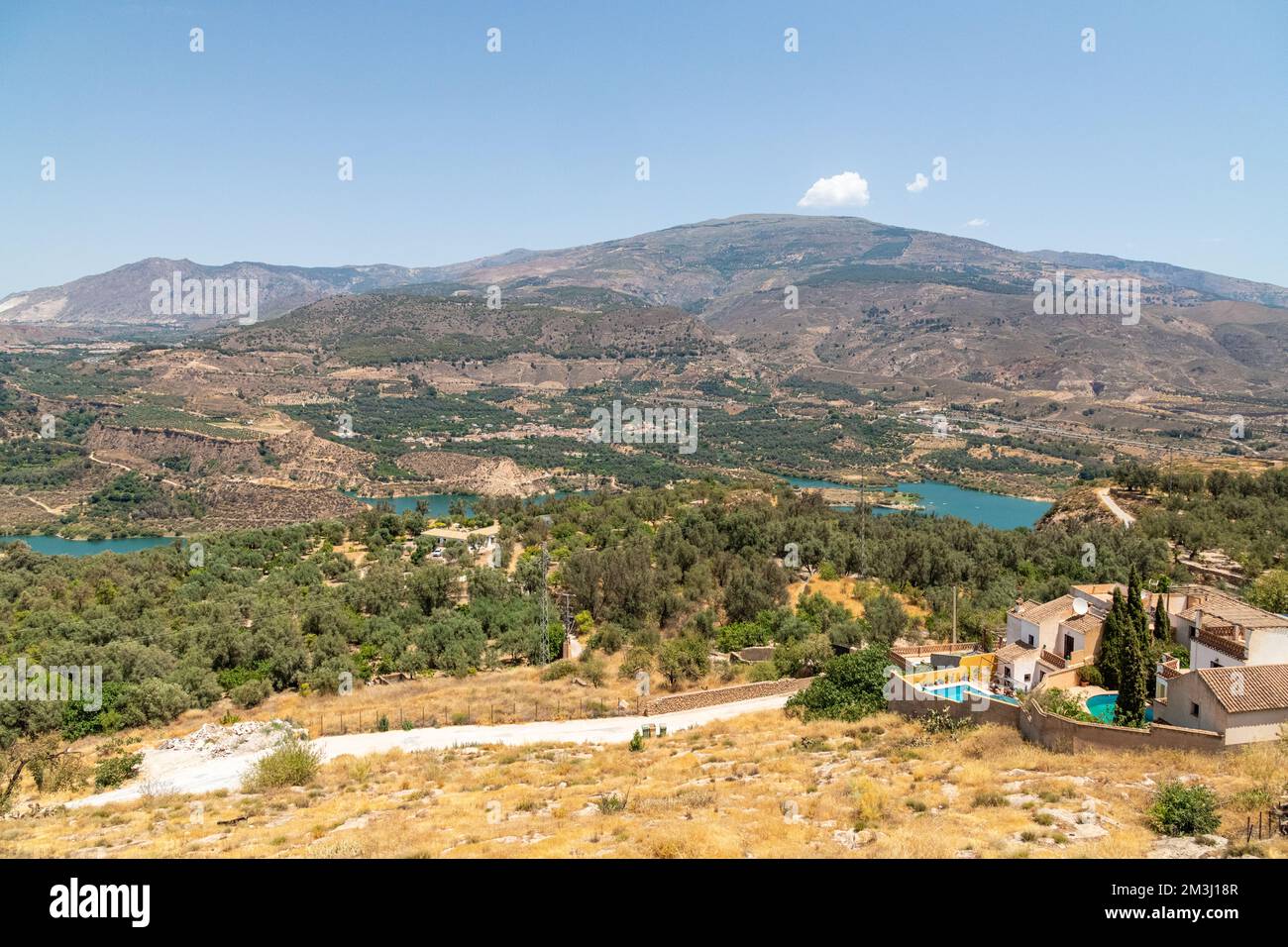 Vue sur le lac de Beznar dans la vallée de Lecrin en Andalousie, Espagne Banque D'Images