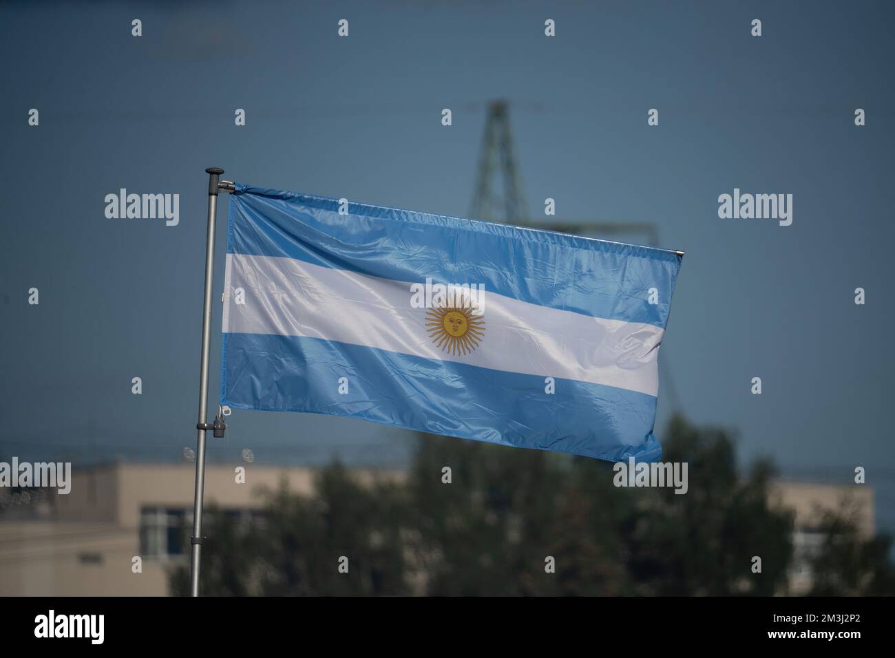 Drapeau argentin isolé sur le ciel bleu avec un chemin d'écrêtage. Gros plan sur le drapeau de l'Argentine. Symboles du drapeau de l'Argentine. Banque D'Images