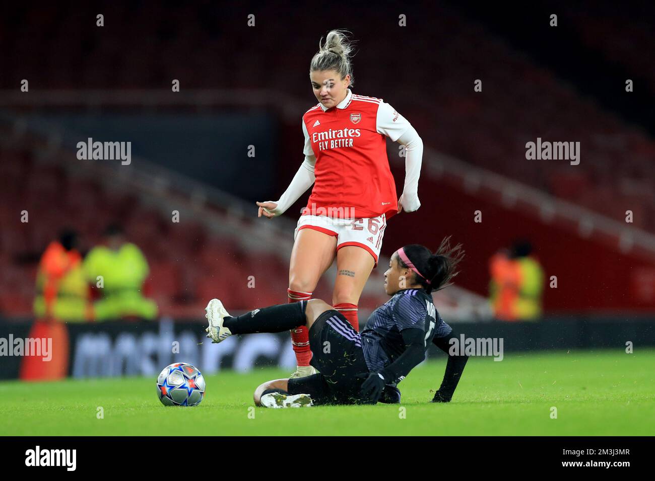 Laura Wienroither d'Arsenal et Perle Morroni de Lyon lors du match C de l'UEFA Women's Champions League au stade Emirates, Londres. Date de la photo: Jeudi 15 décembre 2022. Banque D'Images