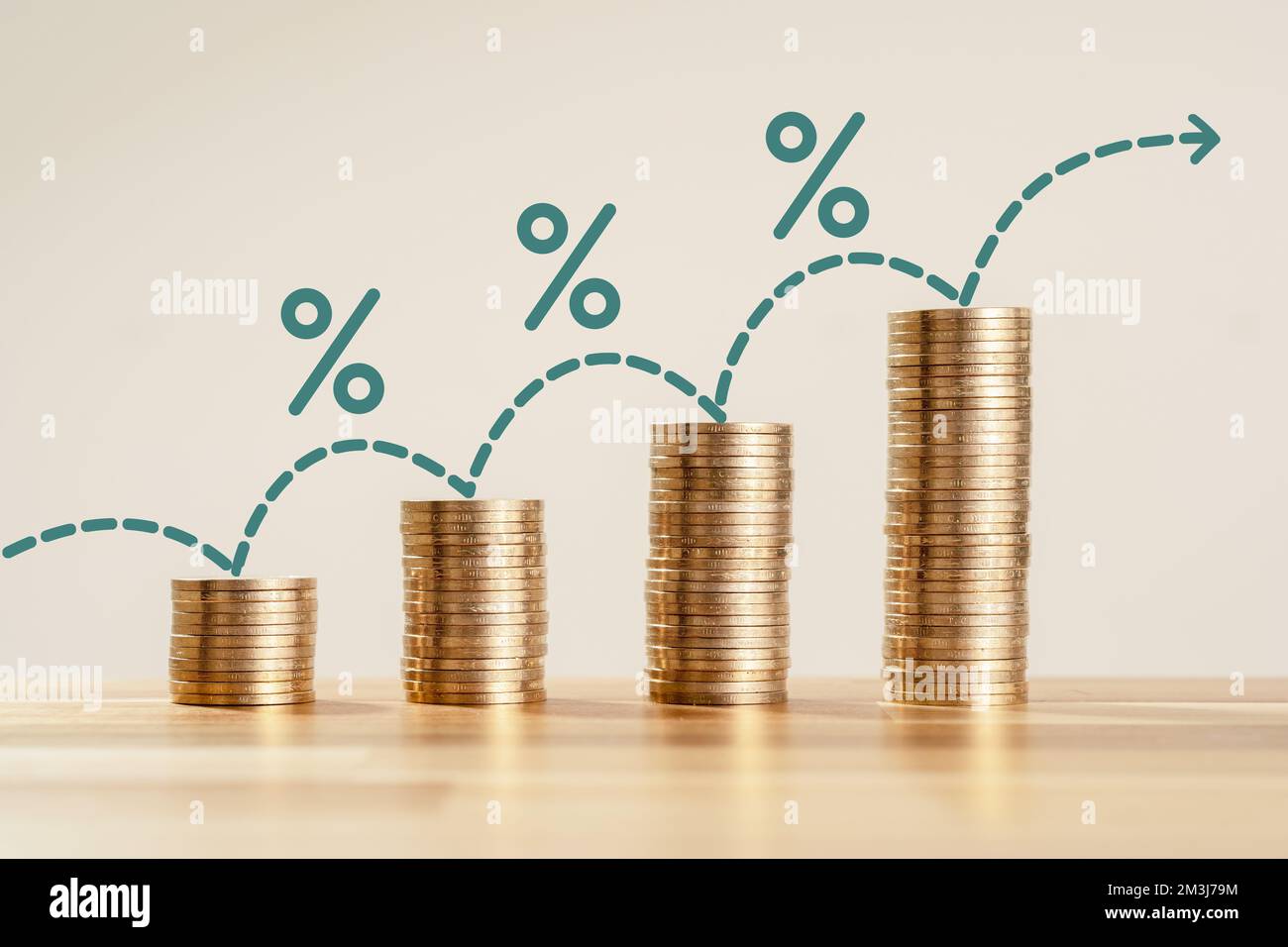Augmentation des pièces empilées avec icône de pourcentage comme symbole de l'augmentation du coût de la vie et des dépenses. Concept de l'inflation et des problèmes de prix abordable de l'économie. Banque D'Images