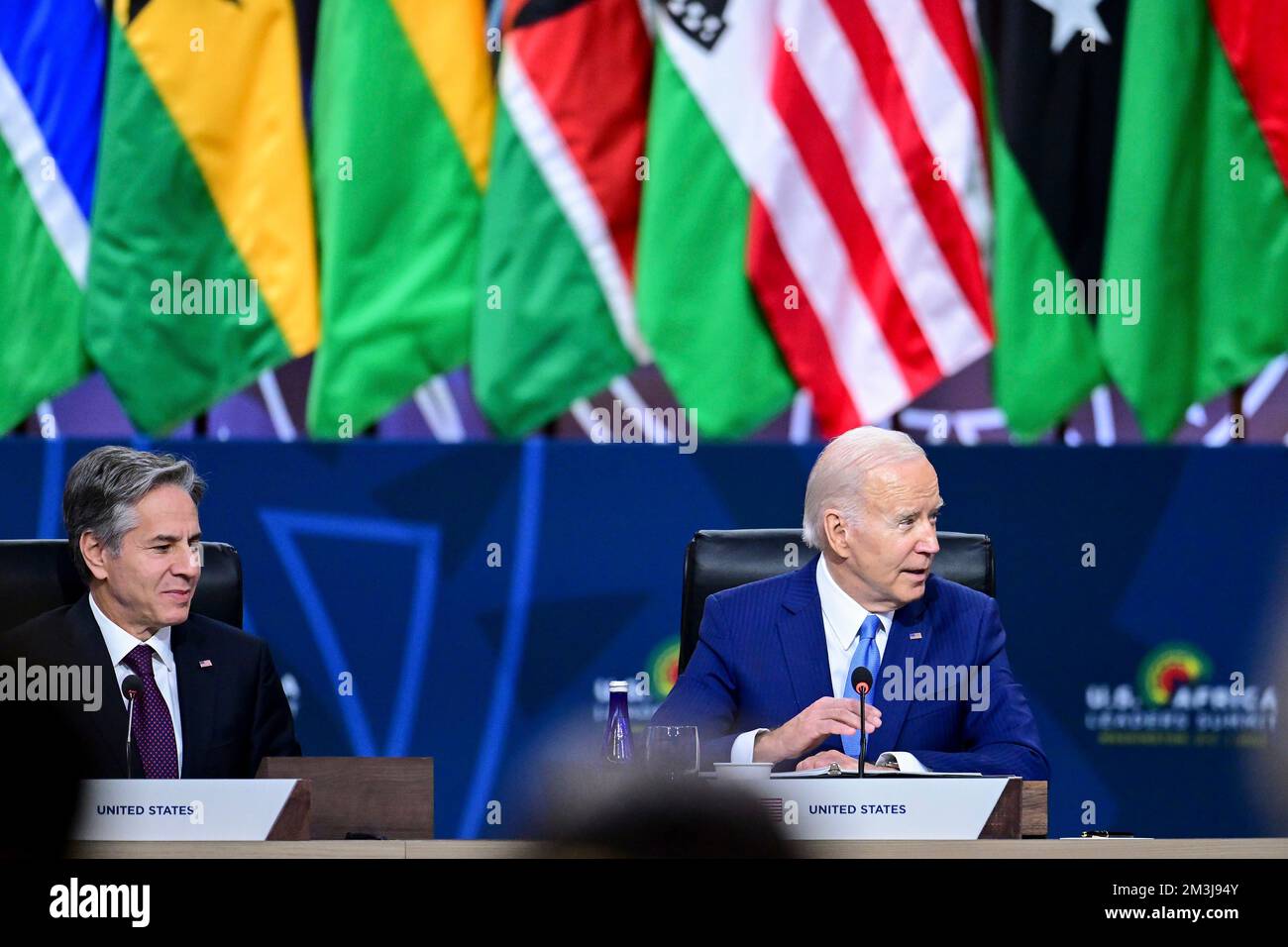 Washington, États-Unis. 15th décembre 2022. ÉTATS-UNIS Le président Joe Biden, à droite, prononce une allocution en tant que secrétaire d'État américain Tony Blinken, à l'occasion de la première séance plénière du Sommet États-Unis - dirigeants africains au Centre de congrès Walter Washington, 15 décembre 2022 à Washington, DC Credit: Ben Solomon/Département d'État américain/Alay Live News Banque D'Images Washington, États-Unis. 15th décembre 2022. ÉTATS-UNIS Le président Joe Biden, à droite, prononce une allocution en tant que secrétaire d'État américain Tony Blinken, à l'occasion de la première séance plénière du Sommet États-Unis - dirigeants africains au Centre de congrès Walter Washington, 15 décembre 2022 à Washington, DC Credit: Ben Solomon/Département d'État américain/Alay Live News Banque D'Images