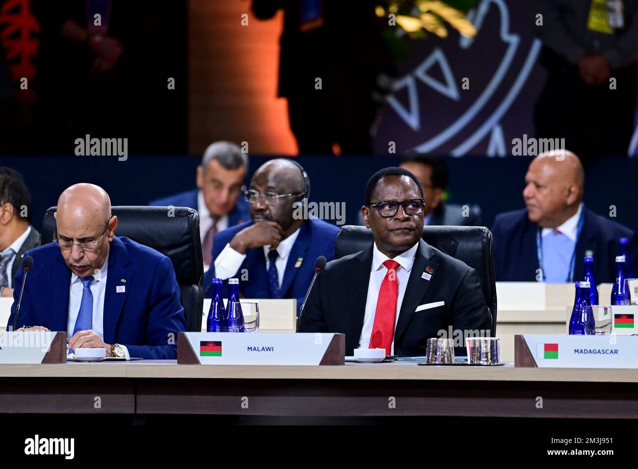 Washington, États-Unis. 15th décembre 2022. Les dirigeants africains écoutent lors de la première séance plénière du Sommet États-Unis - dirigeants africains au Centre de congrès Walter Washington, 15 décembre 2022 à Washington, DC de gauche à droite: Le Président mauritanien Mohamed Ould Ghazouani et le Président du Malawi Lazarus Chakwera. Crédit : Ben Solomon/Département d'État des États-Unis/Alamy Live News Banque D'Images Washington, États-Unis. 15th décembre 2022. Les dirigeants africains écoutent lors de la première séance plénière du Sommet États-Unis - dirigeants africains au Centre de congrès Walter Washington, 15 décembre 2022 à Washington, DC de gauche à droite: Le Président mauritanien Mohamed Ould Ghazouani et le Président du Malawi Lazarus Chakwera. Crédit : Ben Solomon/Département d'État des États-Unis/Alamy Live News Banque D'Images